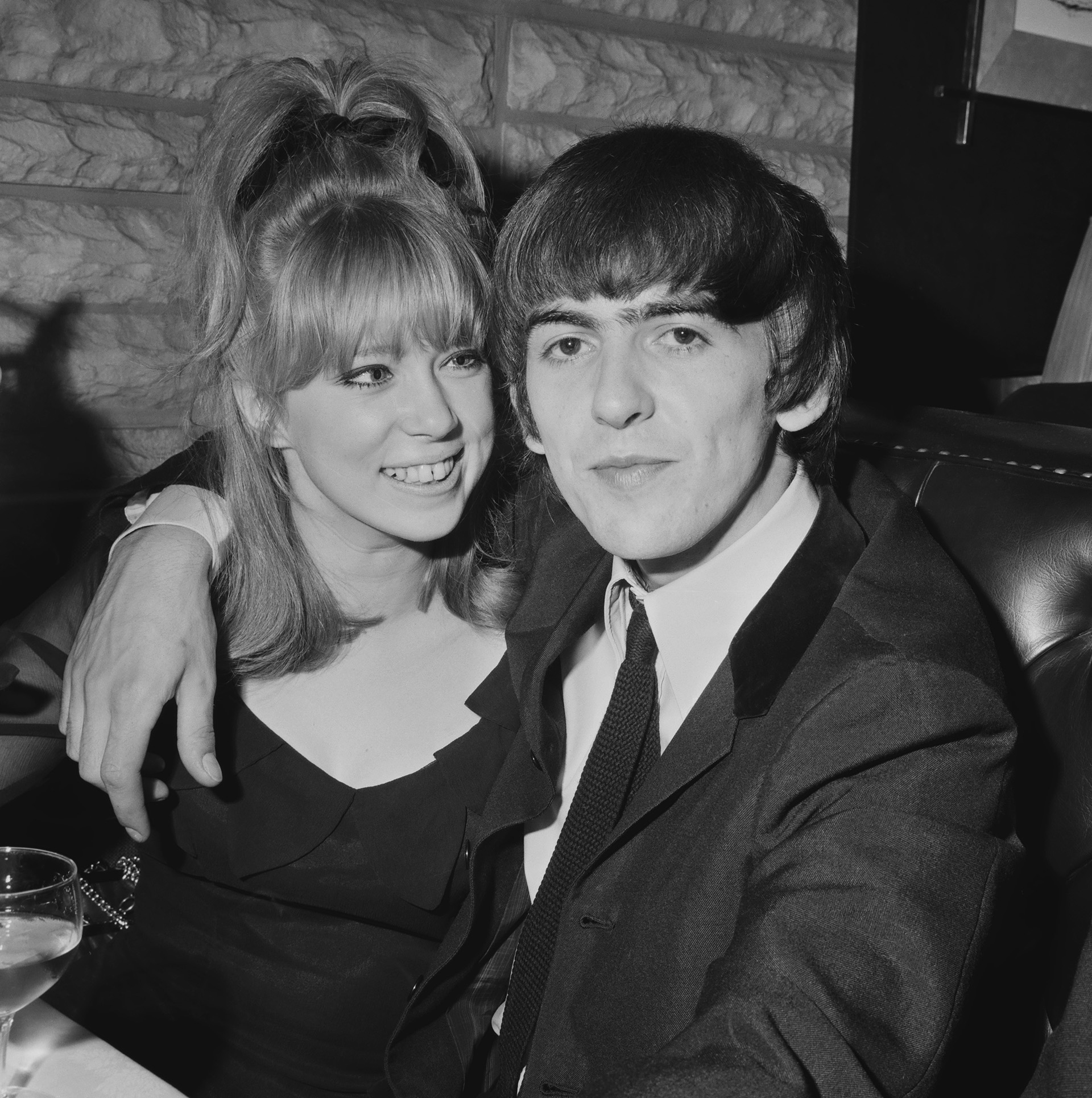 George Harrison con su entonces novia Pattie Boyd, con quien se casó un 9 de abril de 1964. (Photo by Larry Ellis/Daily Express/Hulton Archive/Getty Images)