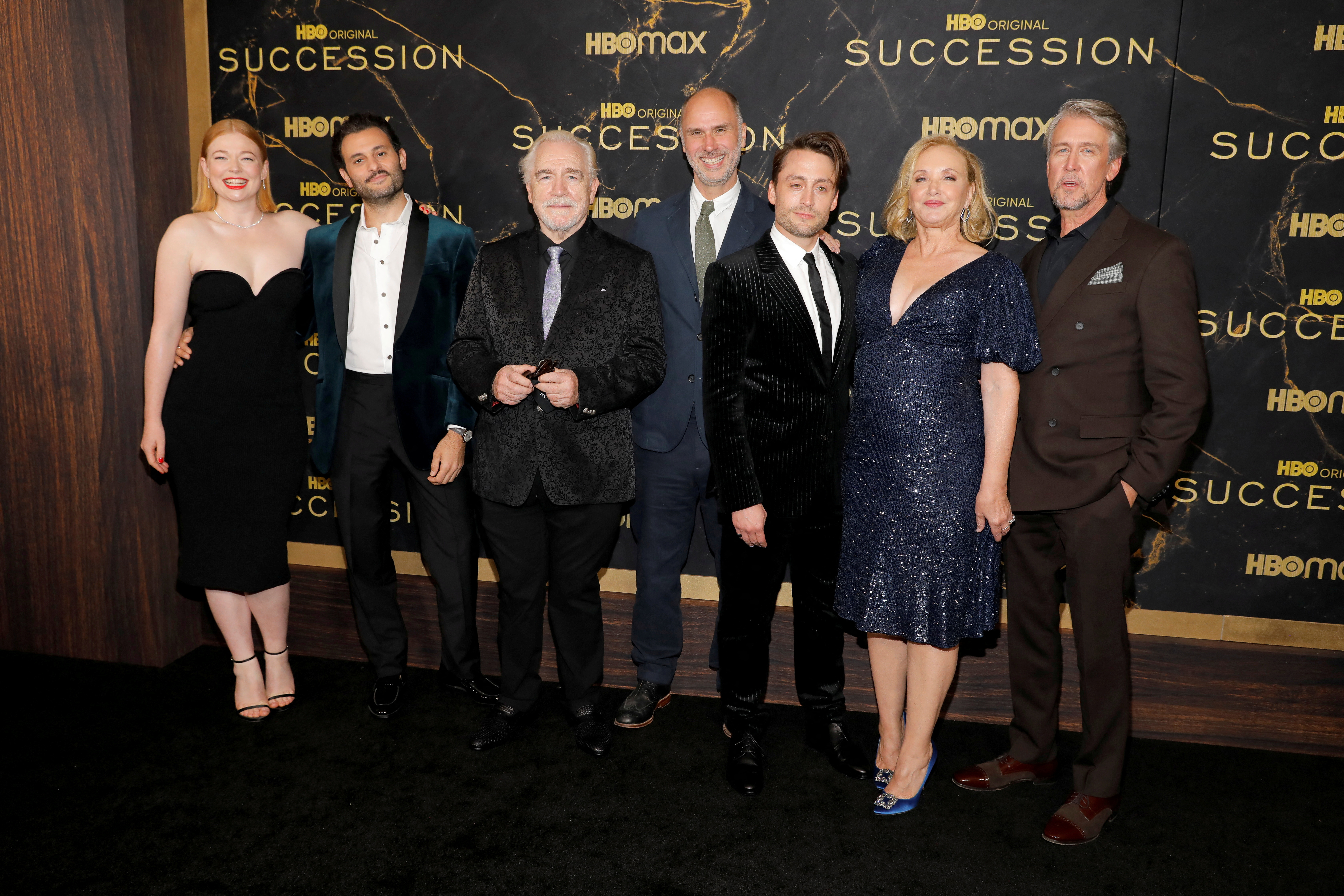 Cox, junto al elenco de Succession