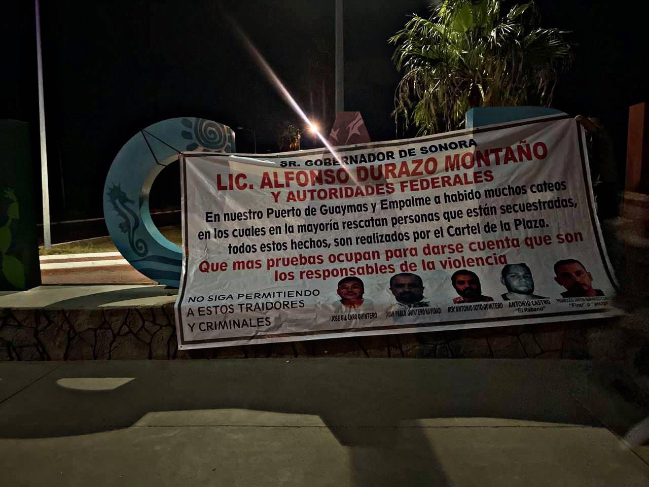 De acuerdo con los primeros reportes, las lonas se encontraron en Guaymas, Empalme y San Carlos 
(Foto: Twitter/@Calvarie_Locus)