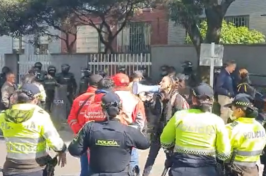 No quieren dejar construir un colegio: habitantes de un barrio en el sur de Bogotá se encadenaron a un árbol como protesta