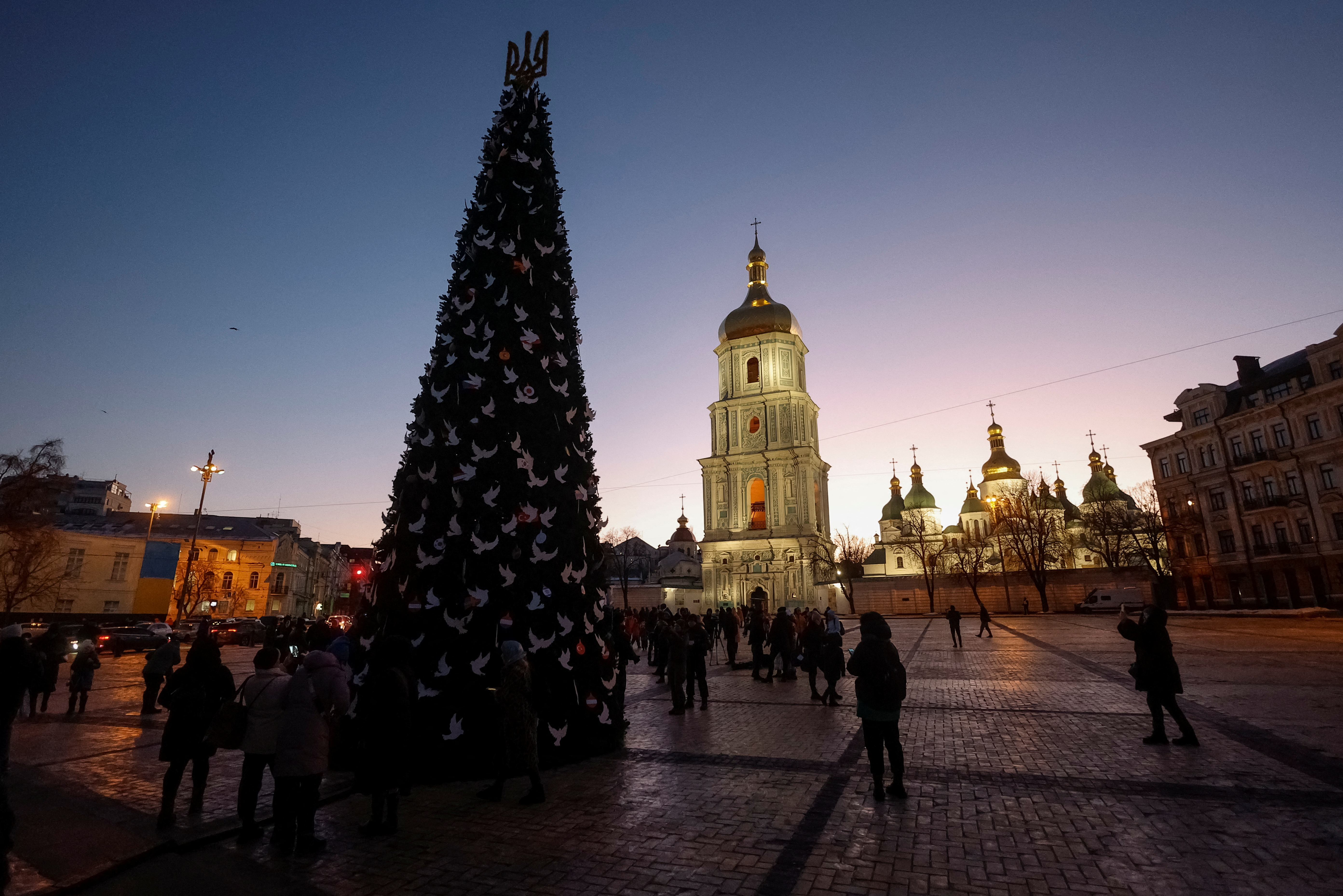 La gente se reúne alrededor del árbol de Navidad en Kiev (REUTERS/Valentyn Ogirenko)