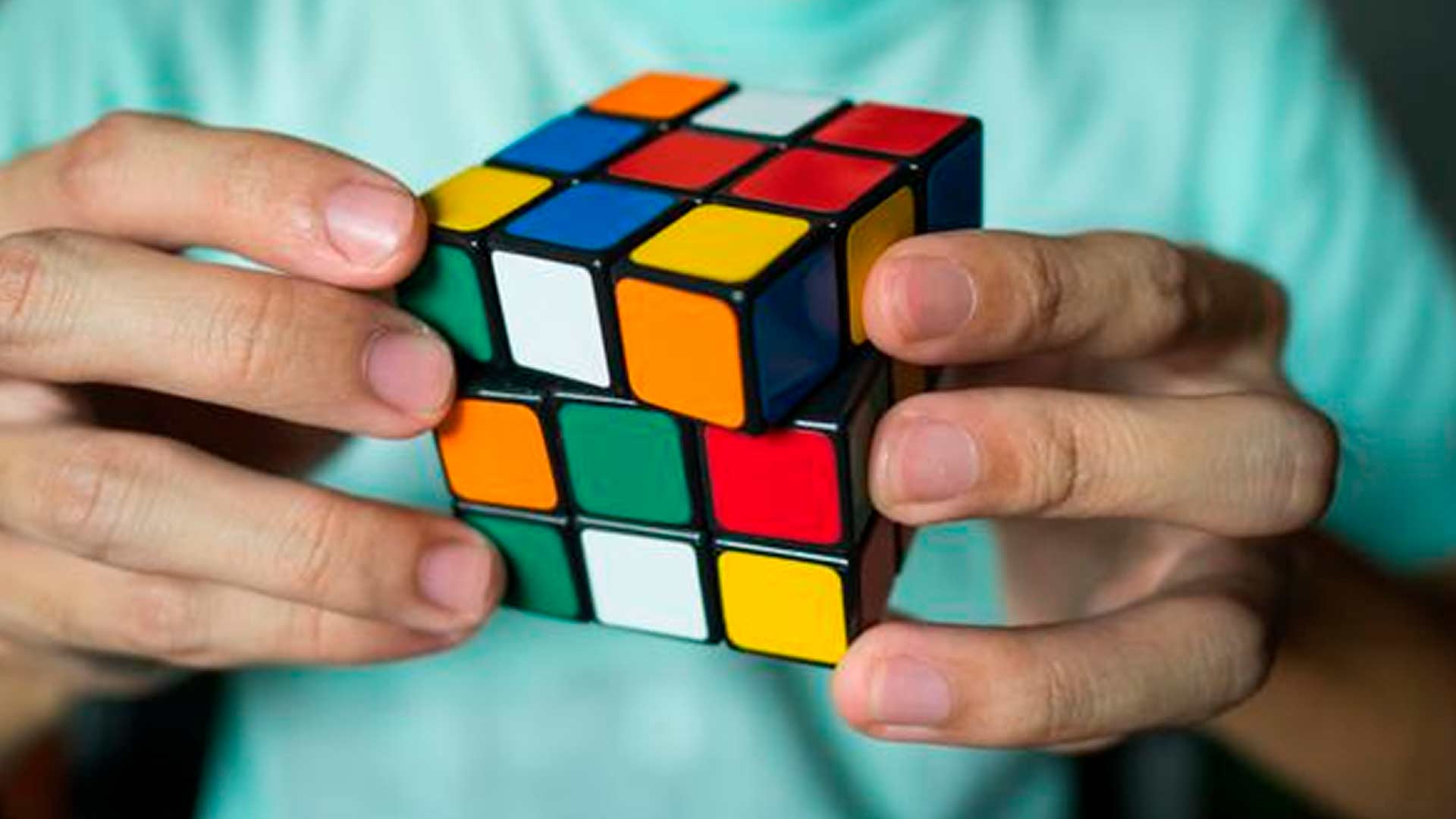 El cubo de Rubik o cubo mágico es uno de los juegos que pueden ayudar a relajar y controlar es estrés, además de potenciar la memoria y el ejercicio cognitivo (Foto: ABC)
