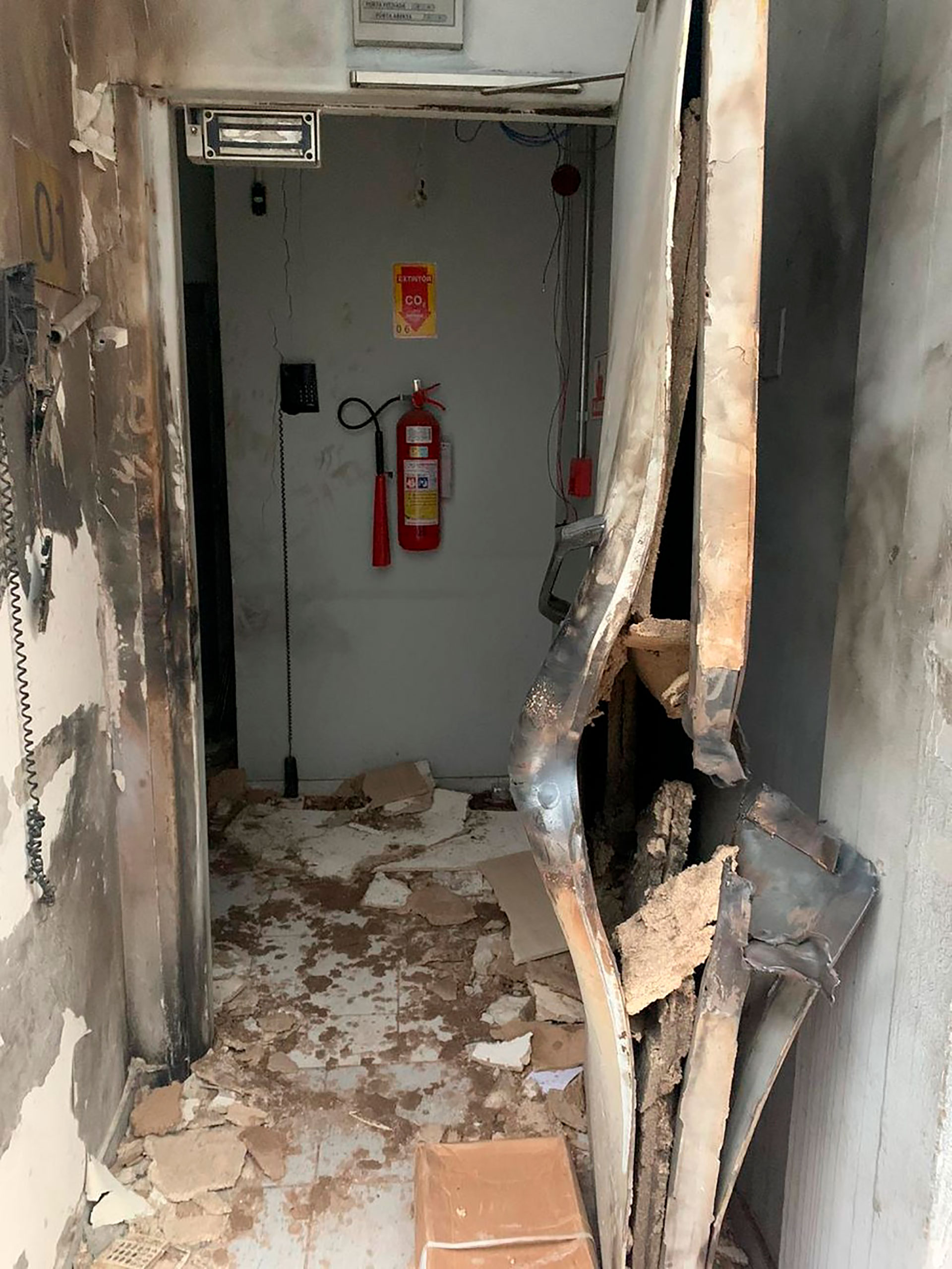 La puerta de la bóveda, destruida por la explosión (Polícia Civil)