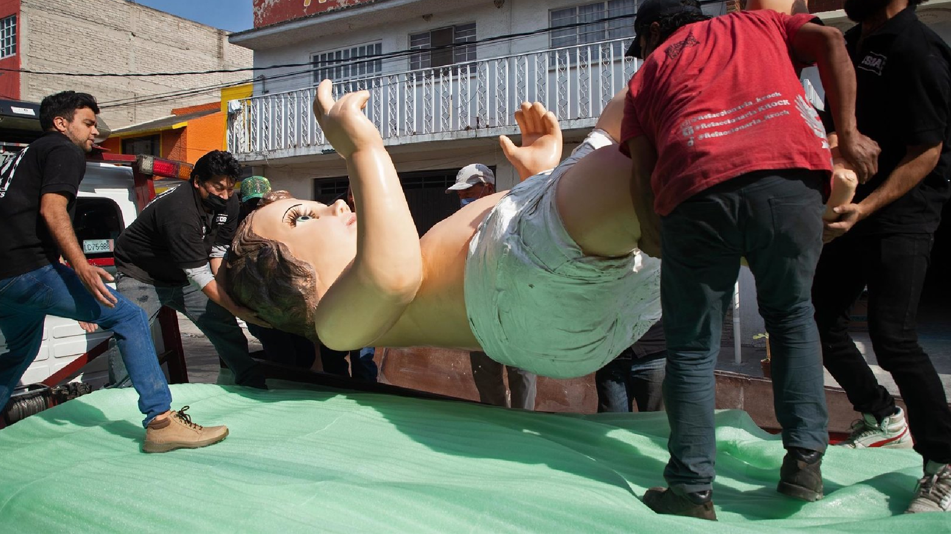 Personal de la empresa Conarte alistan al Niño Dios en el marco de la Feria del Tamal en Iztapalapa  (Foto: EFE)