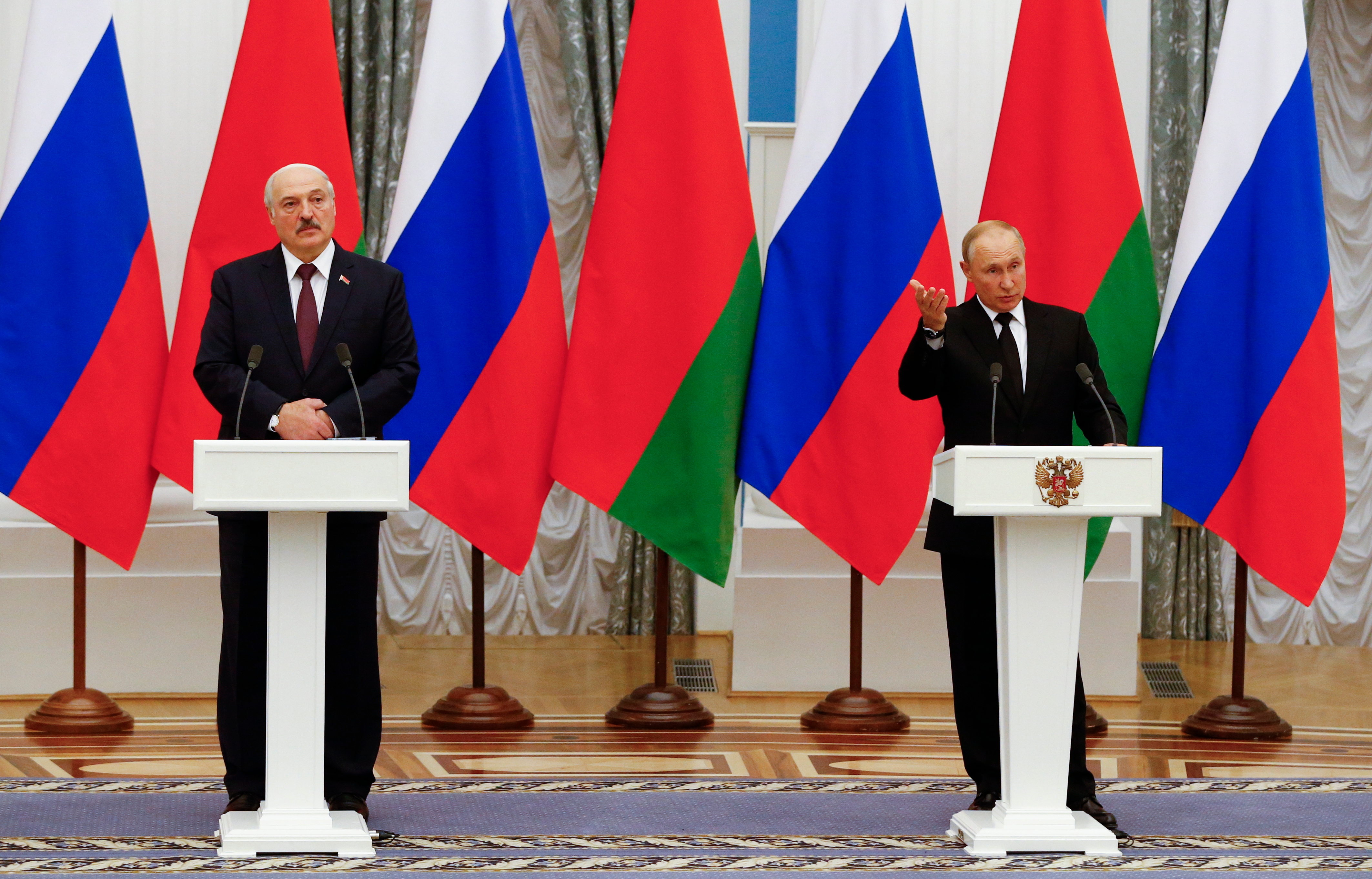 El presidente ruso, Vladimir Putin (d) y su homólogo bielorruso, Alexander Lukashenko (i)