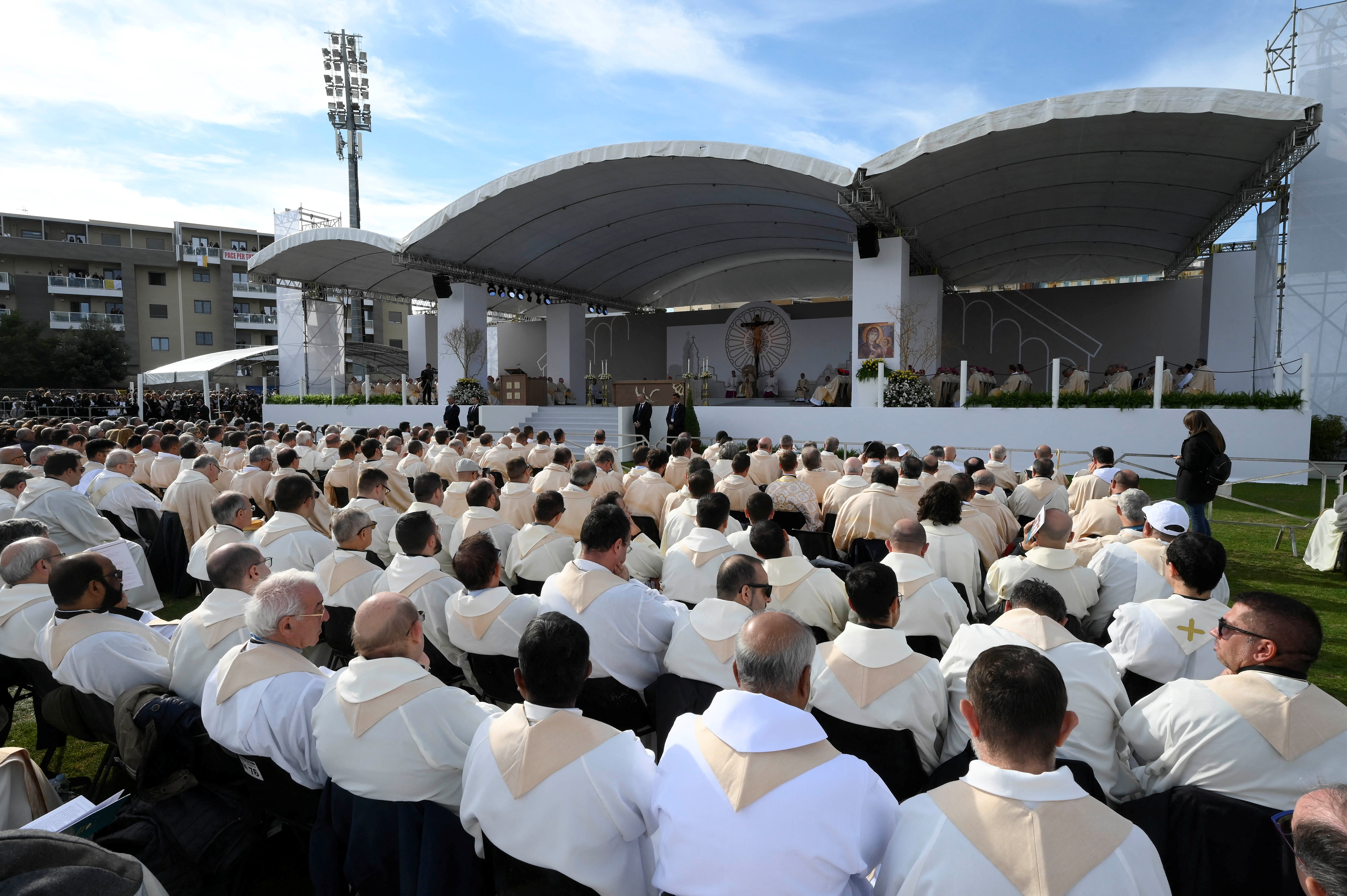 El pontífice denunció “el dolor de este pueblo, de las ferocidades, de las monstruosidades, de los cadáveres torturados que se encuentran”. Vatican Media/­Handout via REUTERS 