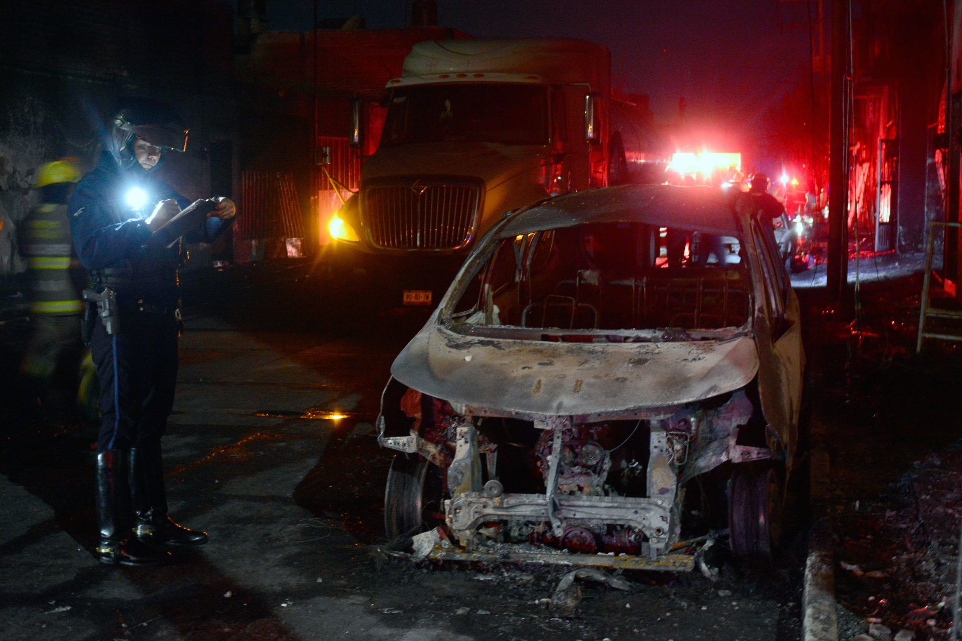 Las flamas no sólo alcanzaron a las viviendas, sino que también consumieron por completo algunos vehículos. (FOTO: GERARDO GONZÁLEZ /CUARTOSCURO)