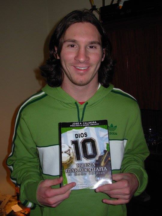 Lionel Messi con el libro que en 2007 escribió José A. Caldeira sobre la iglesia maradoniana