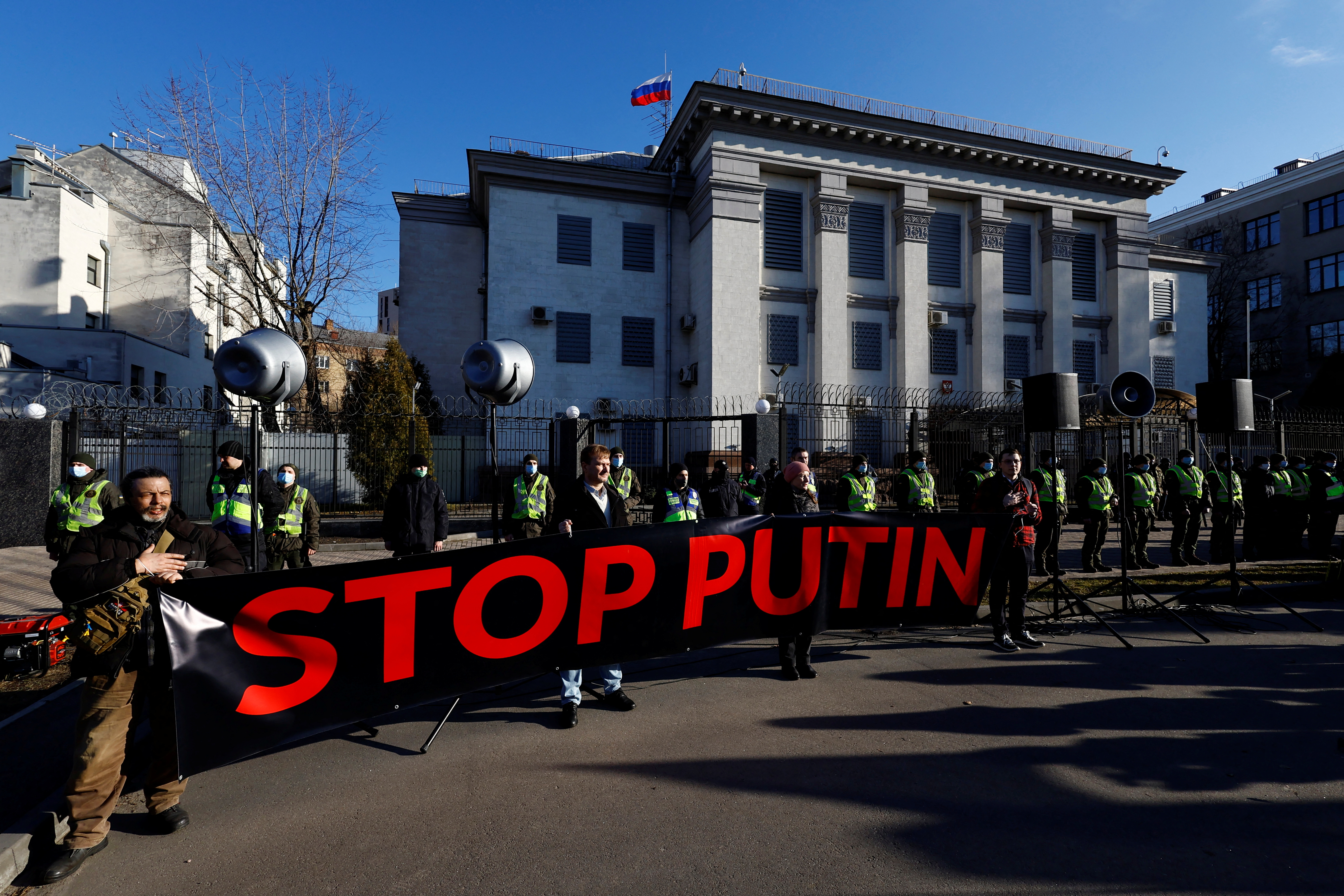 Ciudadanos ucranianos protestaron ante la embajada rusa en Kiev, en rechazo a la invasión a su país