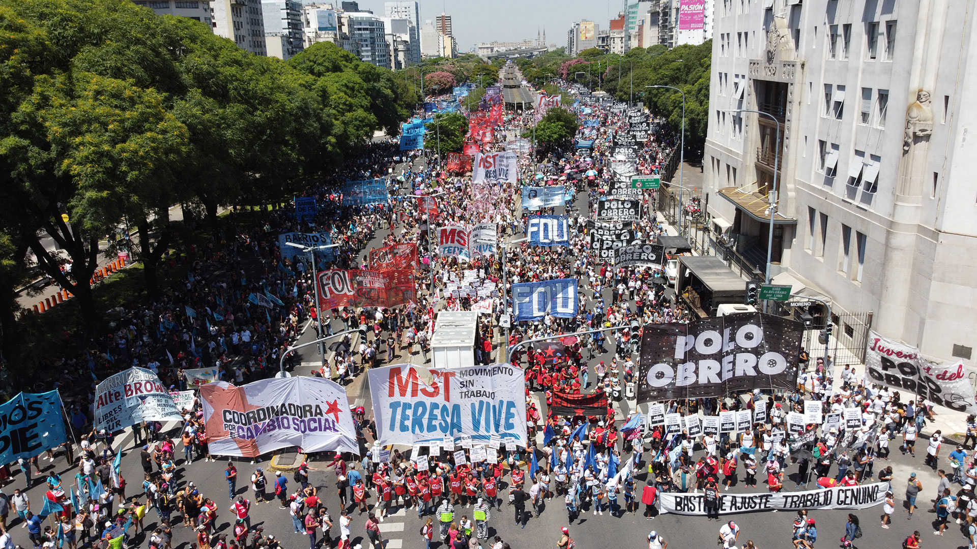 Movimientos sociales oficialistas y la Unidad Piquetera anunciaron una movilización para el 18 de mayo 