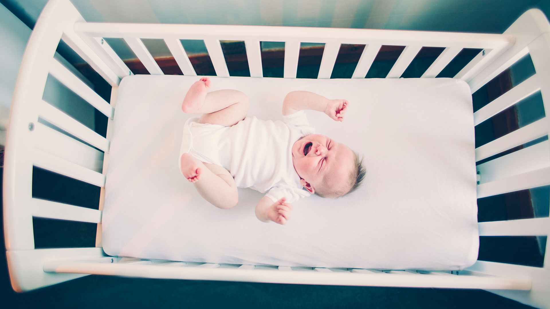 Según los expertos en sueño infantil, hay más de un argumento a favor de sostenerlos en brazos hasta que concilien el sueño (Getty)