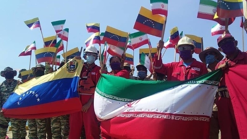 Trabajadores con banderas de Irán y Venezuela durante el arribo de un barco de transporte de combustible iraní al puerto de Cardón, Venezuela, 26 de mayo de 2020. Imagen provista por el ministerio del Petróleo de Venezuela.