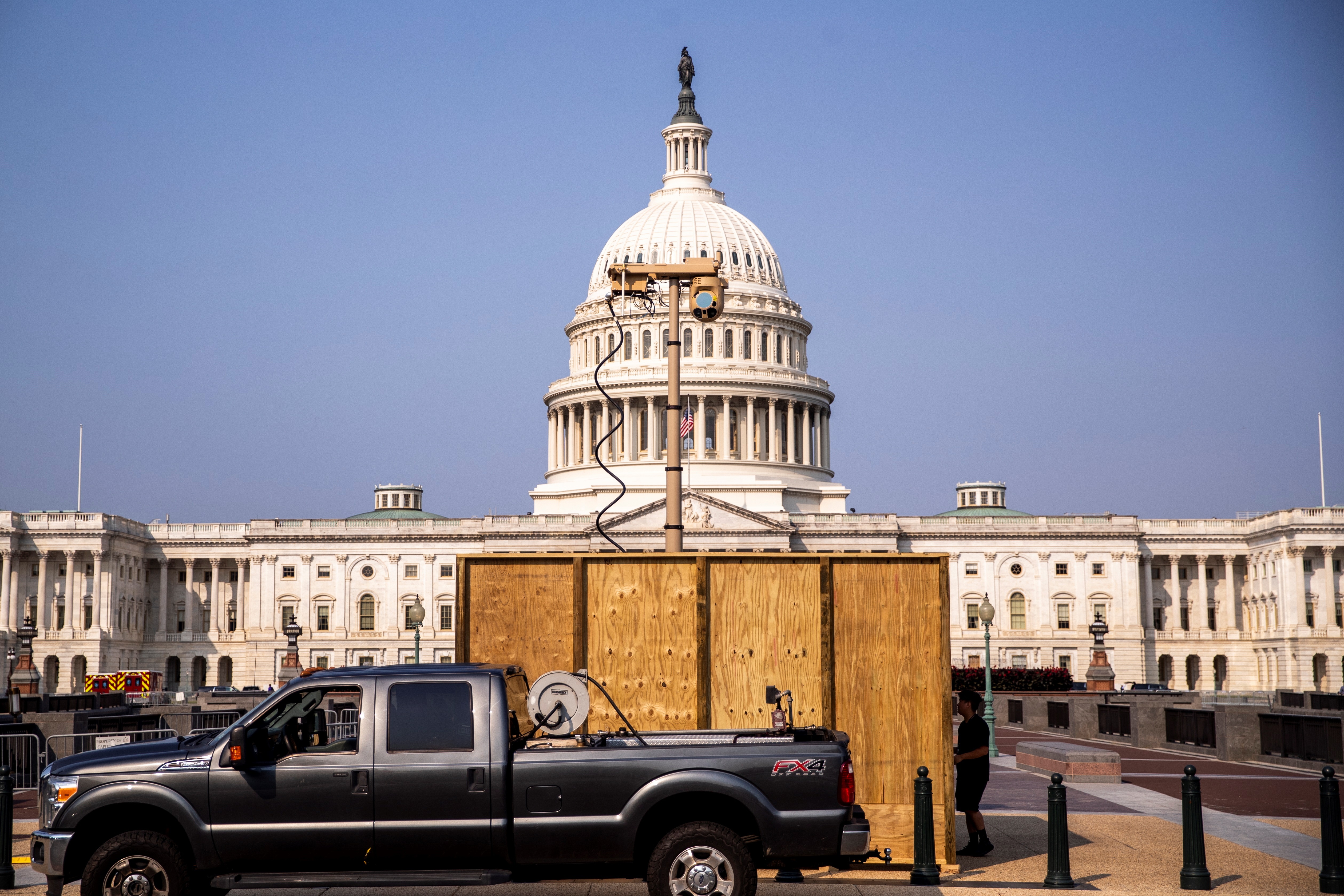 Vista de un dispositivo de seguridad instalado, este 13 de septiembre de 2021, en cercanías al Capitolio, sede del Congreso de EEUU, en Washington (EFE/Shawn Thew)
