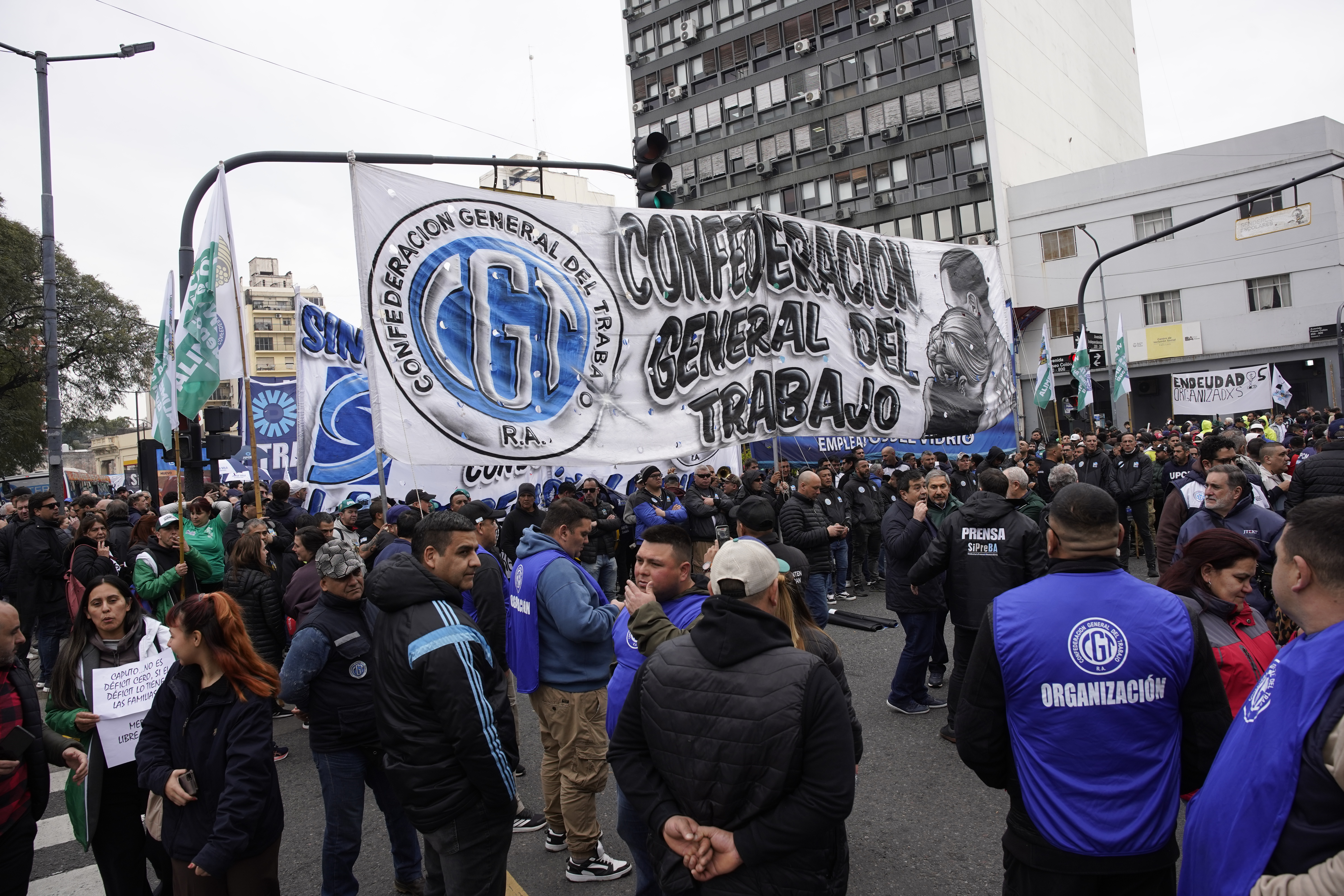 Los tres reclamos urgentes que le hizo la CGT al Gobierno para aliviar el endeudamiento de familias y pymes