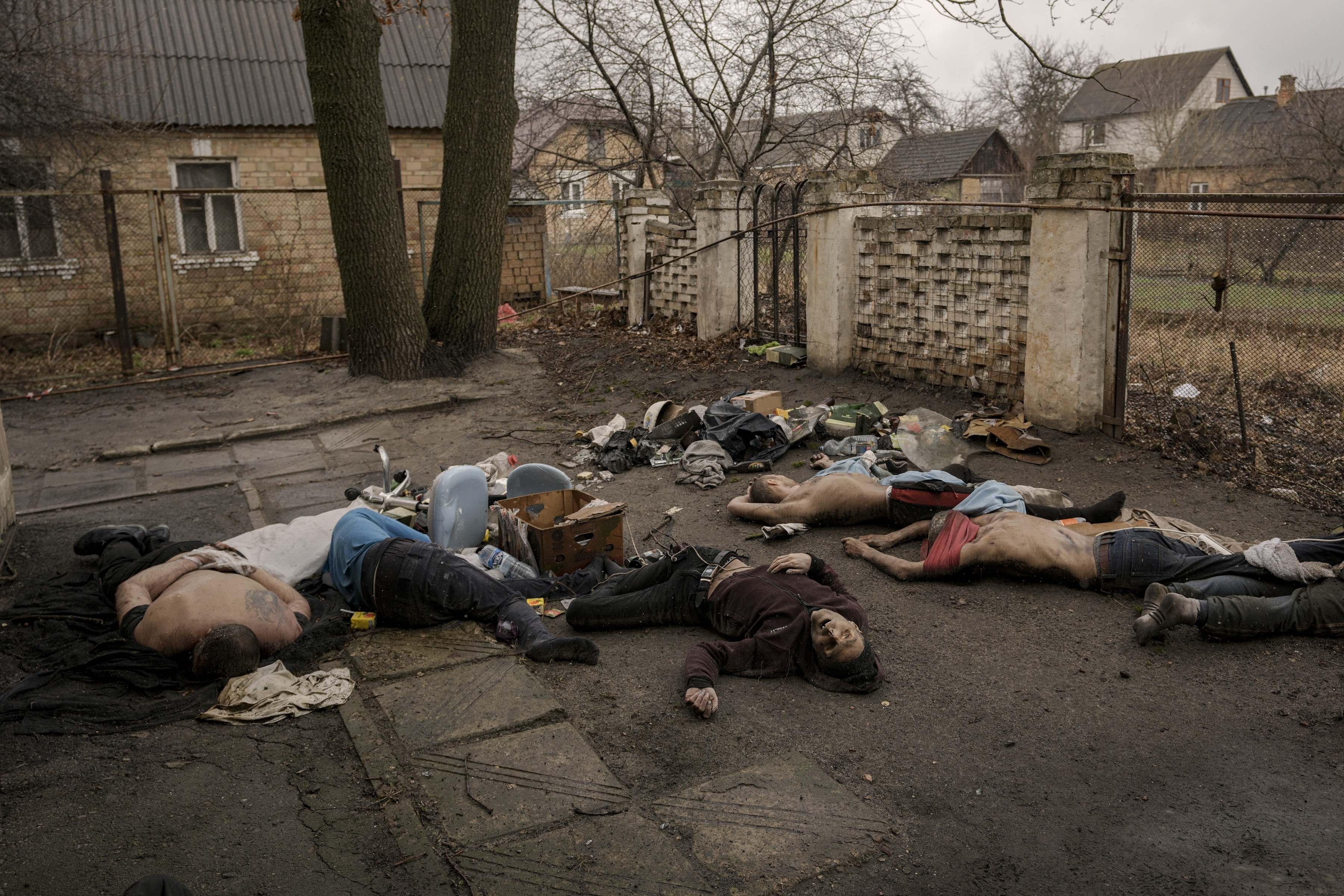 Cuerpos de hombres, algunos con las manos atadas a la espalda, yacen en el suelo en Bucha, Ucrania, el 3 de abril de 2022 (Foto AP/Vadim Ghirda)