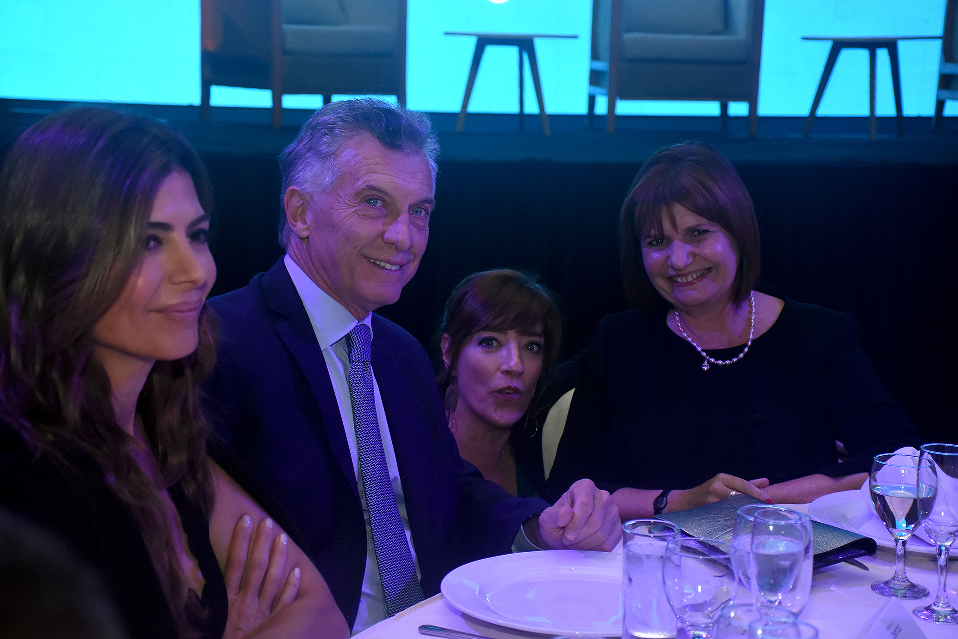 Juliana Awada, Mauricio Macri, Paula Bertol y Patricia Bullrich, en la cena de la Fundación Libertad