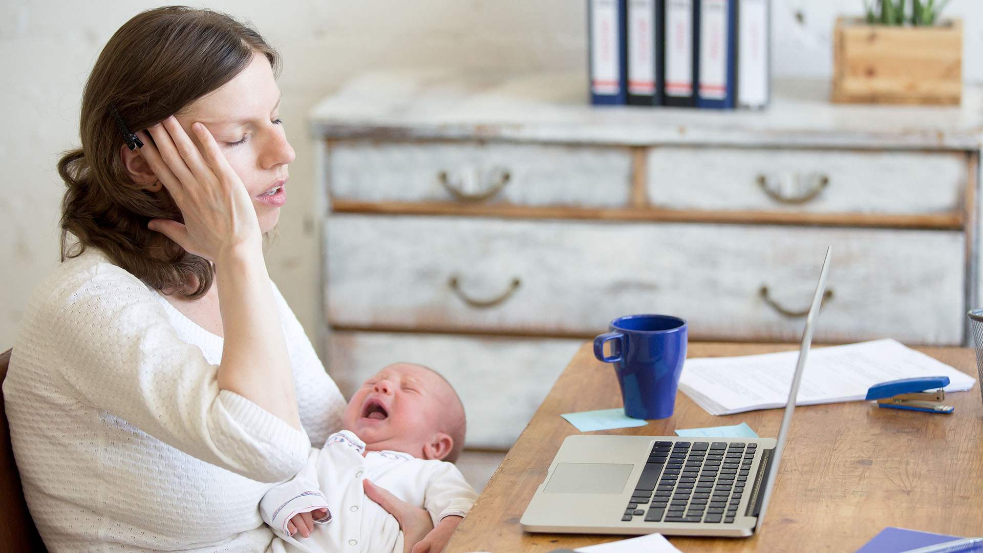 Si bien algunas madres disfrutan de la crianza, para otras se trata de un momento de angustia, y eso no tiene por qué hacerlas sentir culpables, según coinciden las profesionales que conversaron con Infobae