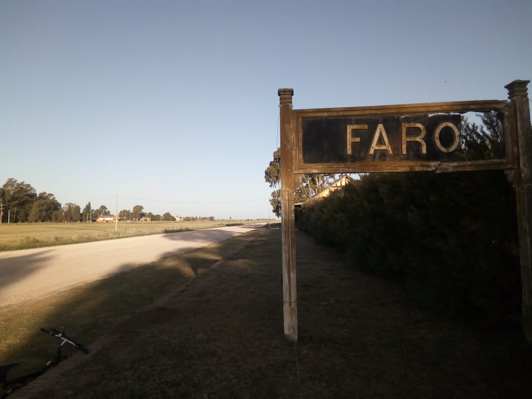 El cartel de la estación de Faro, por donde ya no pasa el tren