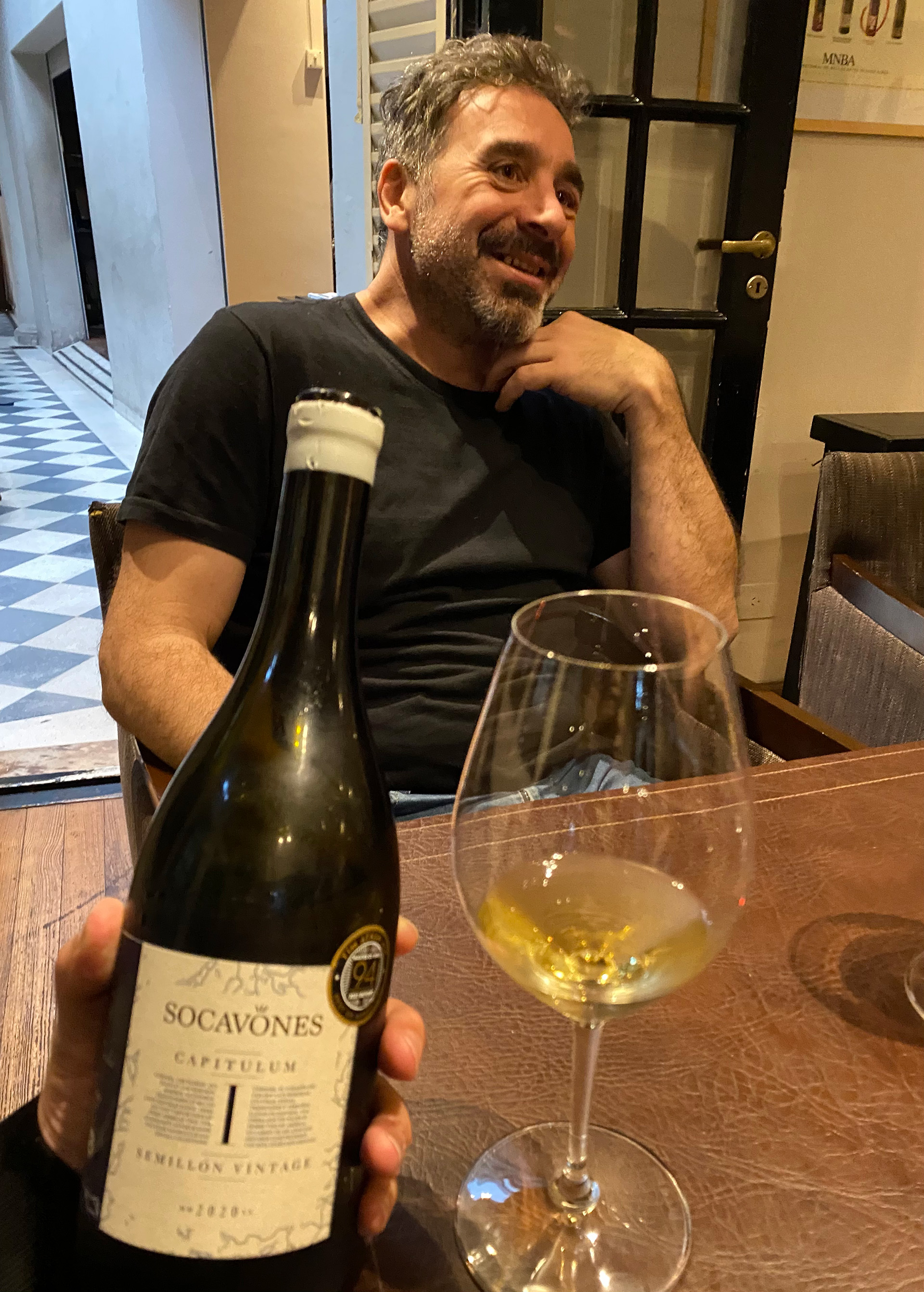 El enólogo Gabriel Campana y su vino Socavones Capitulum I Semillón 2020, dotado de aromas raros y frescura