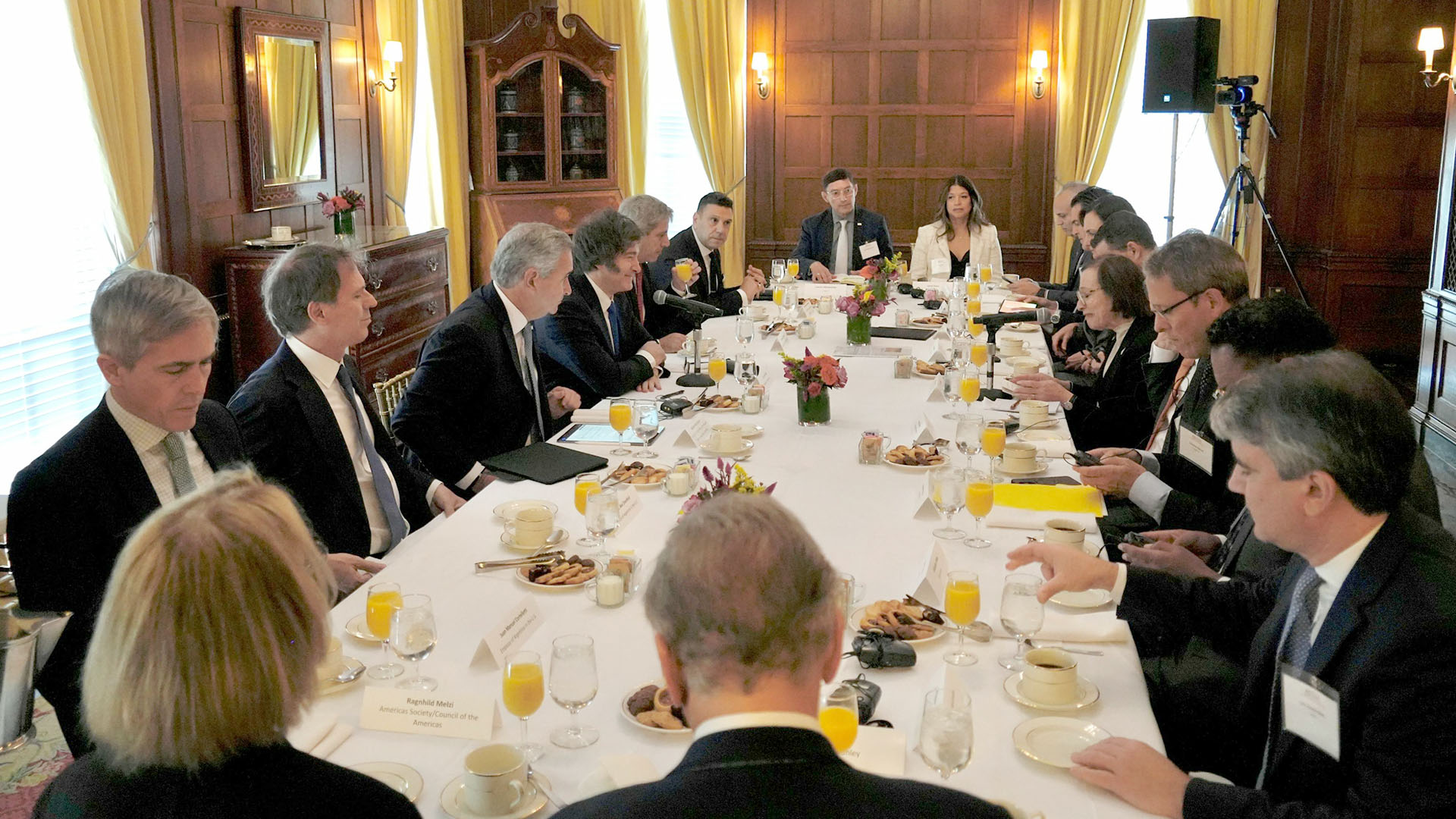 En Nueva York, Milei expuso su programa económico ante líderes empresarios globales y los convocó a invertir en la Argentina