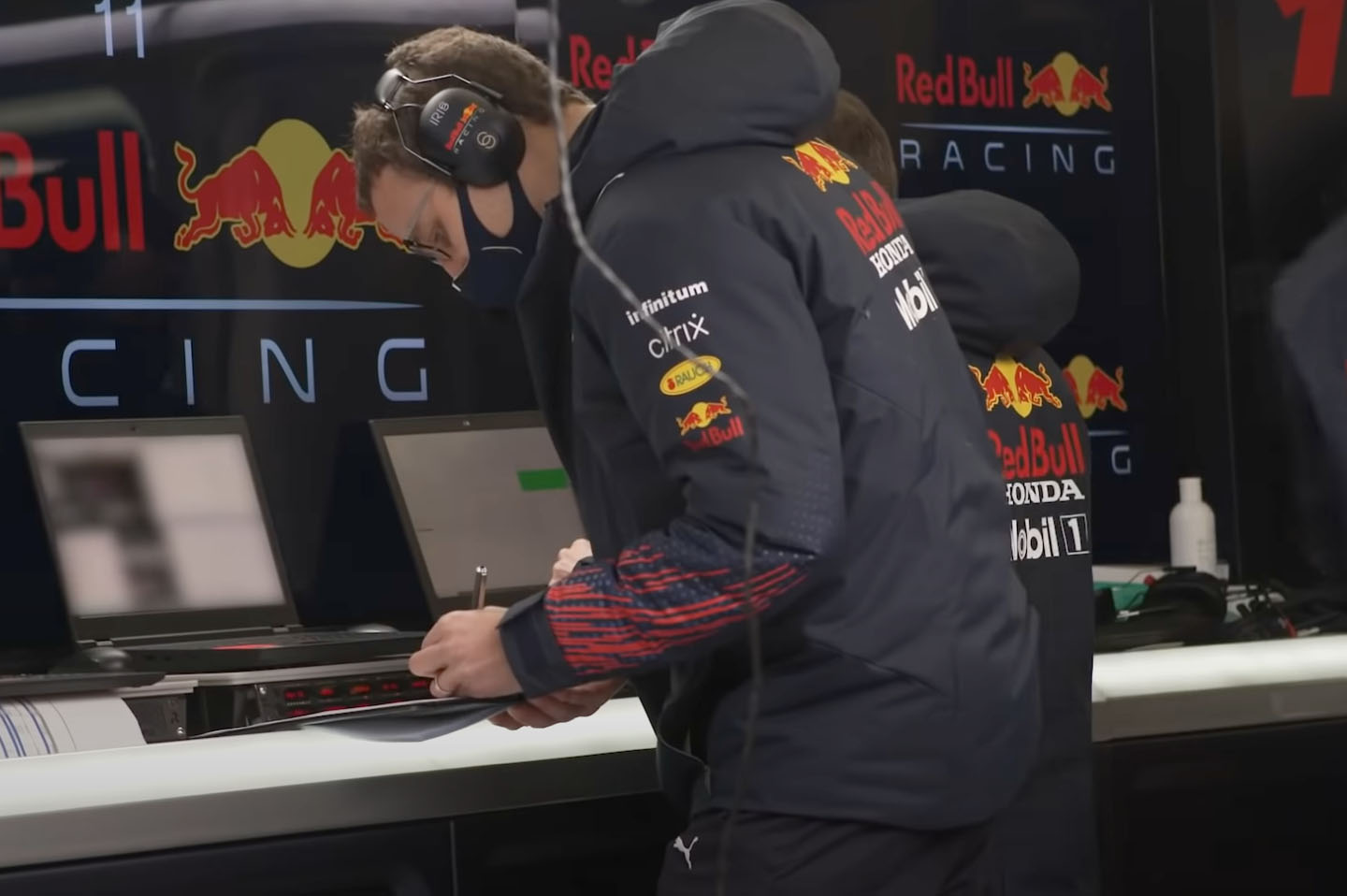 Hugh Bird, ingeniero de carrera de Sergio Checo Pérez en Red Bull, está en su primera temporada con este puesto (Foto: Youtube/Red Bull Racing Honda)
