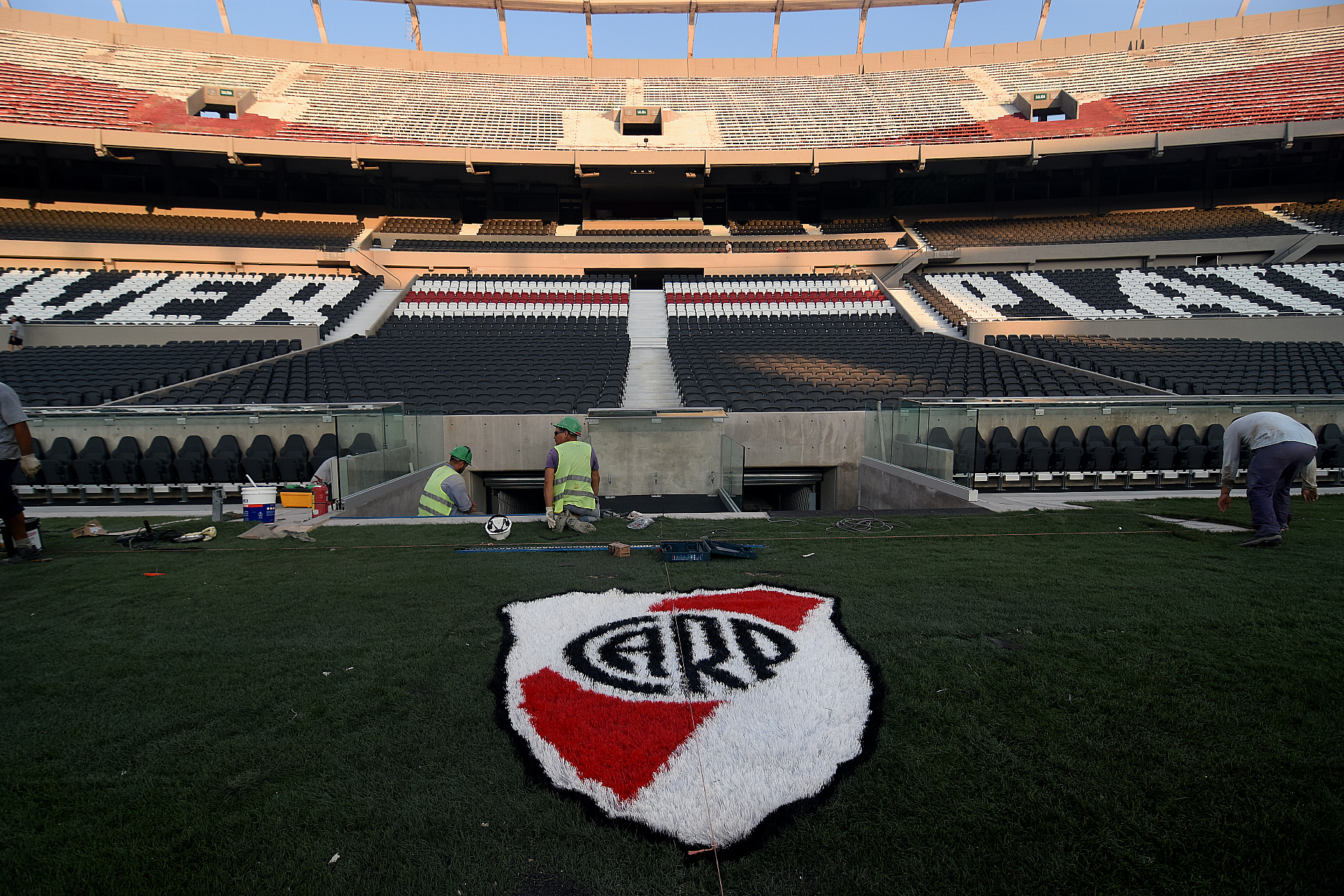 El túnel de ingreso al césped contará con el escudo de River Plate en el centro del camino en dirección a la línea de cal