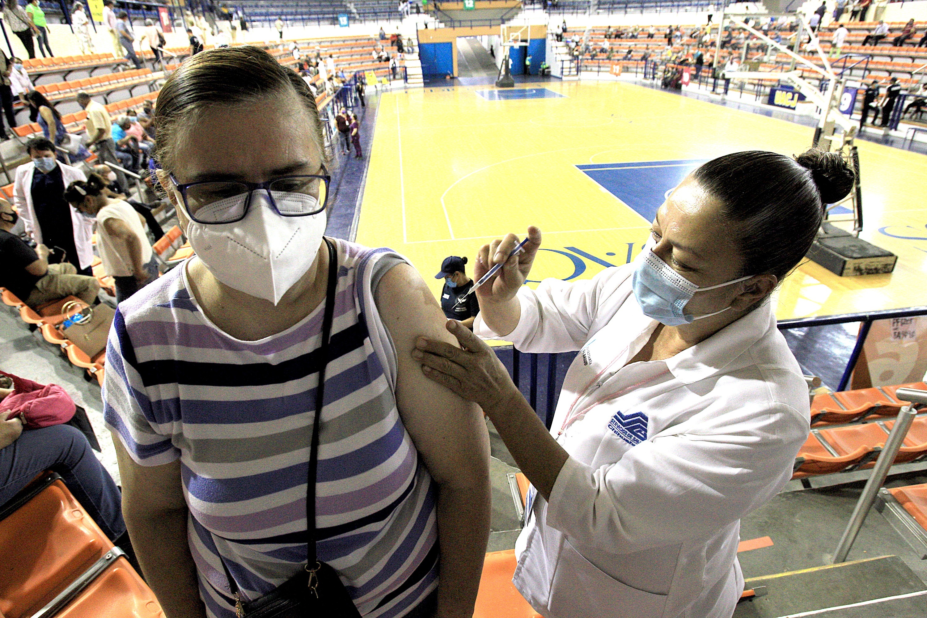 Personal de salud aplica la segunda dosis de la vacuna Pfizer a ciudadanos en el rango de edad de 50 a los 59 años (Foto: EFE/Luis Torres)