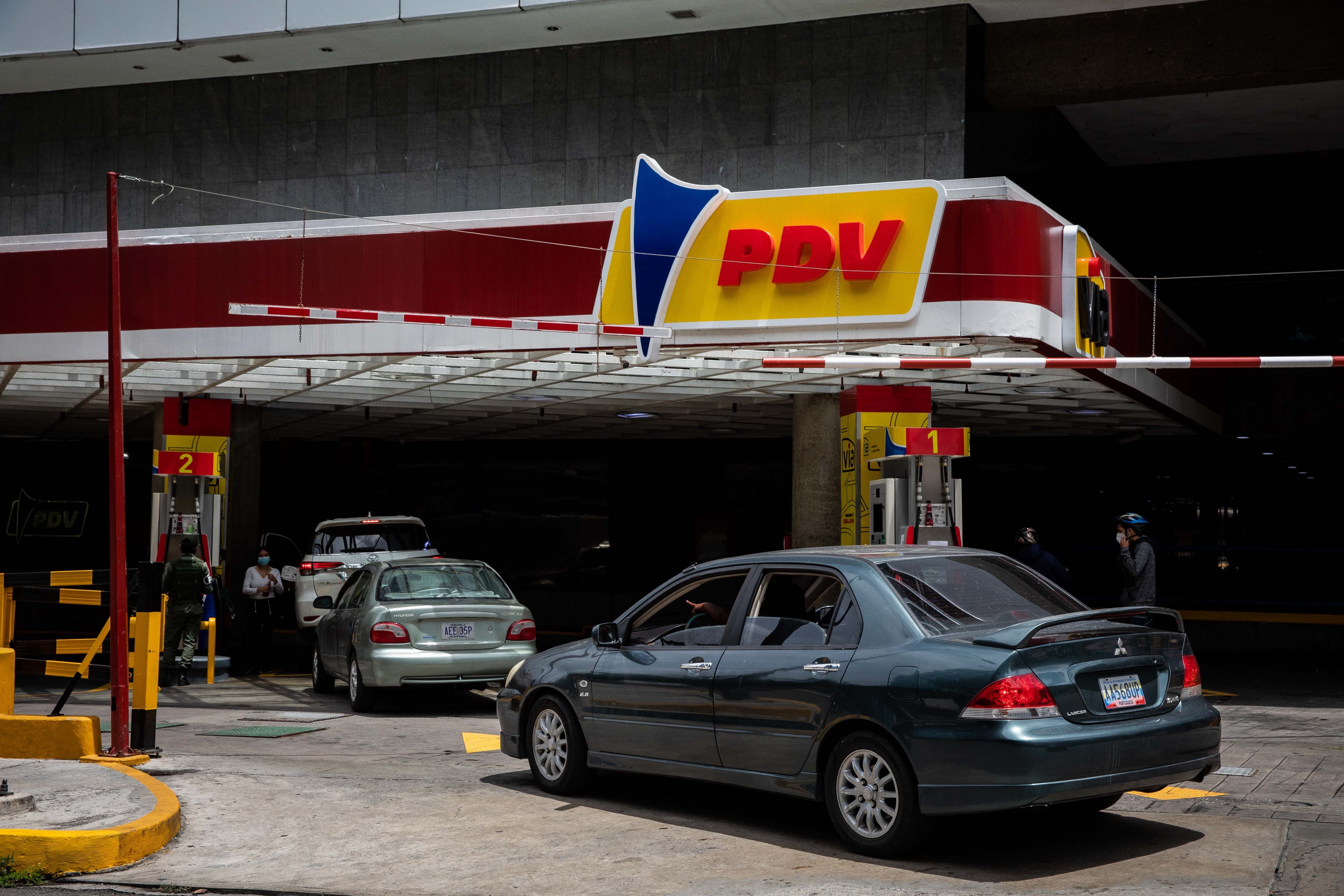 El insólito bingo que determina qué matrículas de auto pueden surtirse de gasolina en Venezuela 