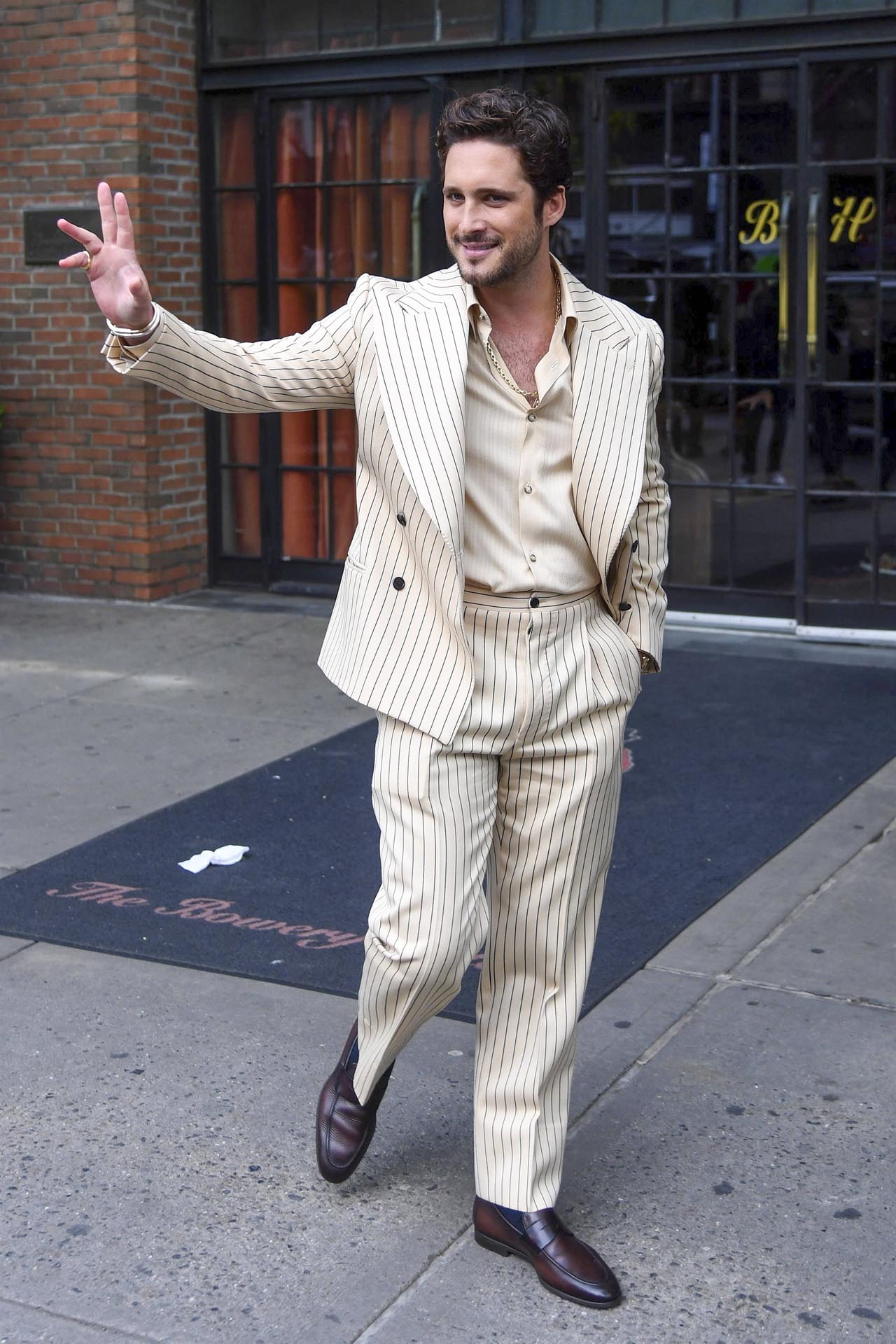 Diego Boneta asistió a un exclusivo evento de una marca de joyas en Nueva York. Para ello, optó por un traje amarillo a rayas que combinó con una camisa del mismo color y saludó a todos aquellos que se acercaron hasta allí para obtener una foto de recuerdo del actor que interpretó a Luis Miguel en la serie