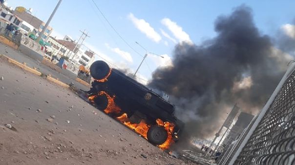 Vehículo quemado en Puno durante las manifestaciones.
