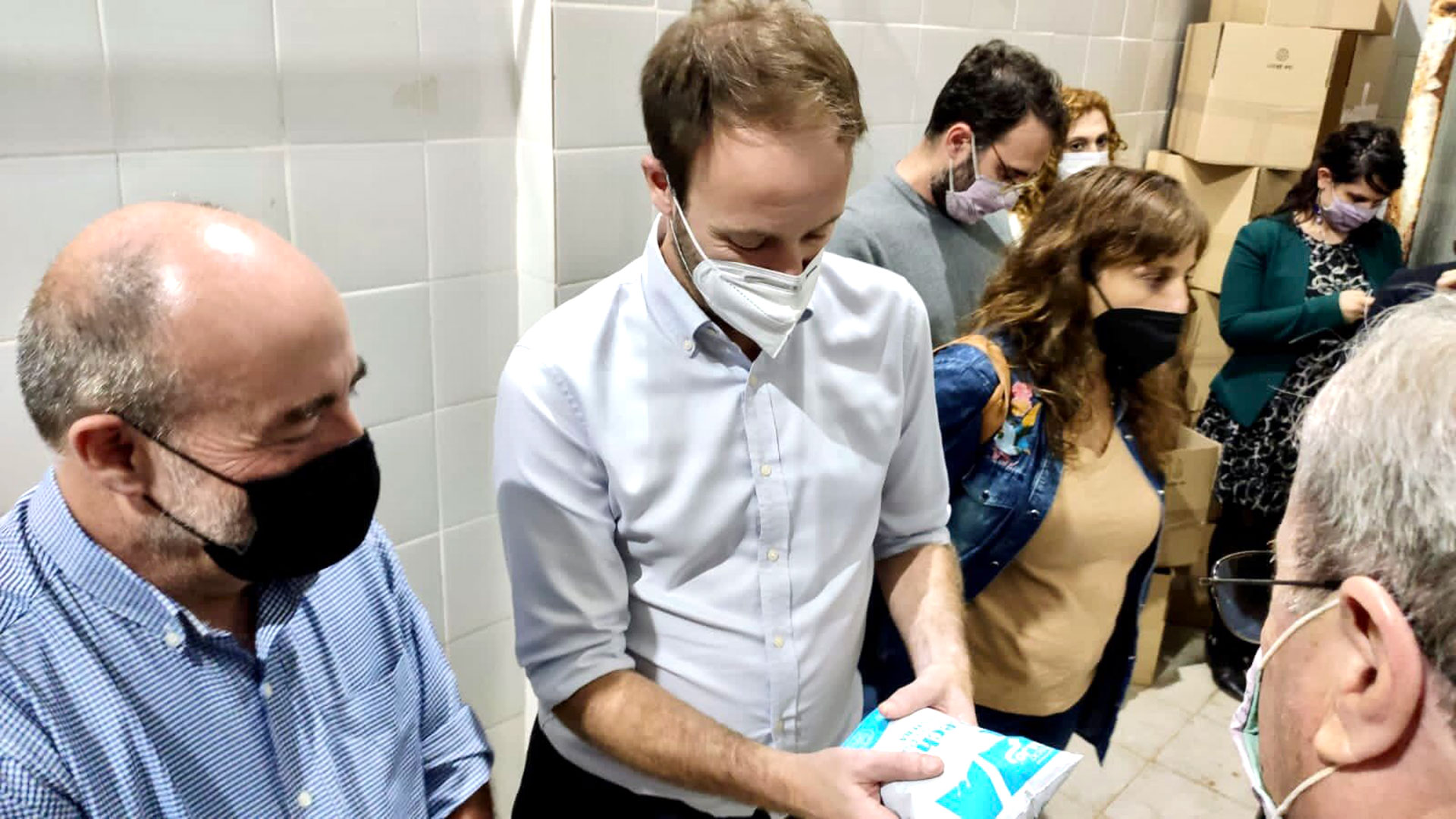 El ministro de Finanzas bonaerense, Pablo López, junto al intendente Curuchet en la visita a la fábrica "Cecilu"(@MuniMarcosPaz)