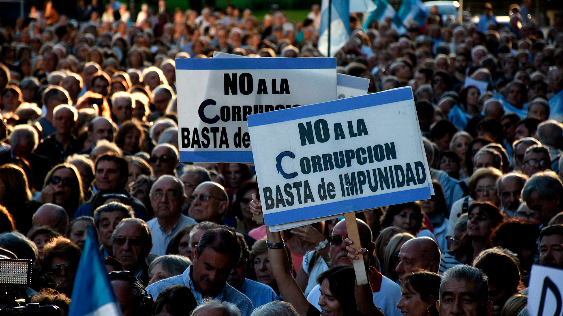 Manifestantes argentinos reclaman contra la corrupción  (FOTO: Nicolás Stulberg)