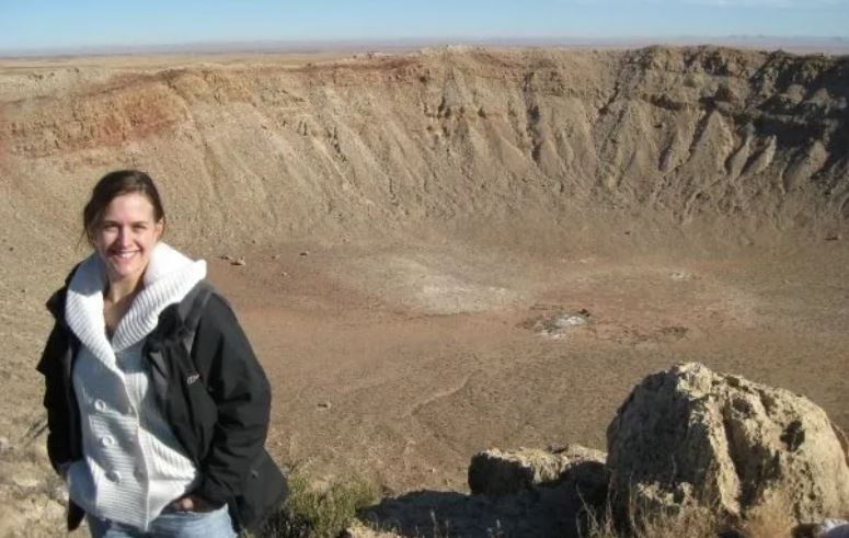 Veronica Bray, fotografiada aquí durante una visita al cráter del meteorito en el norte de Arizona, es una experta en la formación de cráteres. Crédito: Sarah Sutton/Laboratorio Lunar y Planetario