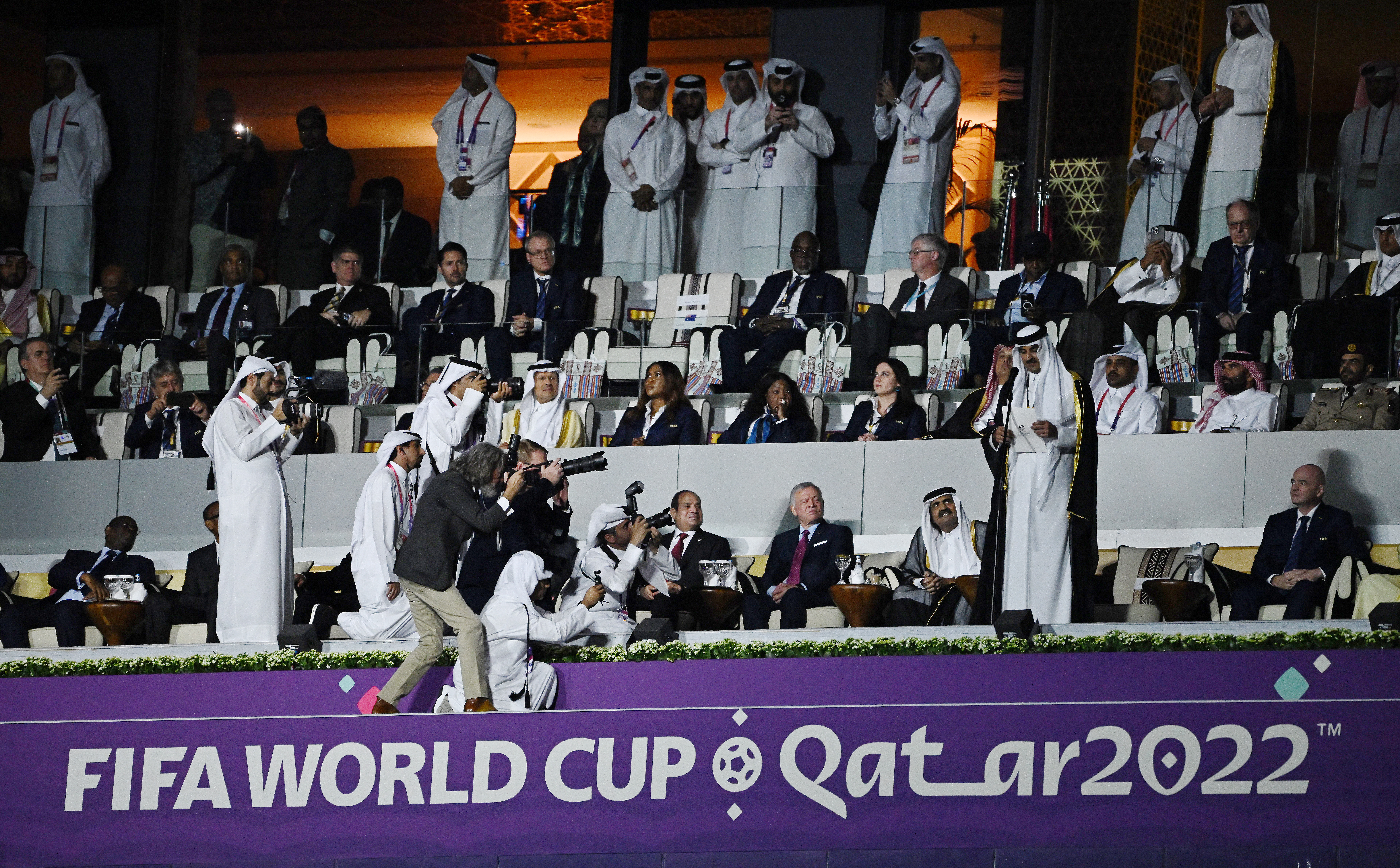 El Emir Sheikh Tamim bin Hamad Al Thani apareció jugando a la pelota y firmando una foto. Con un micrófono dio la bienvenida al mundial desde su palco (REUTERS/Dylan Martinez)
