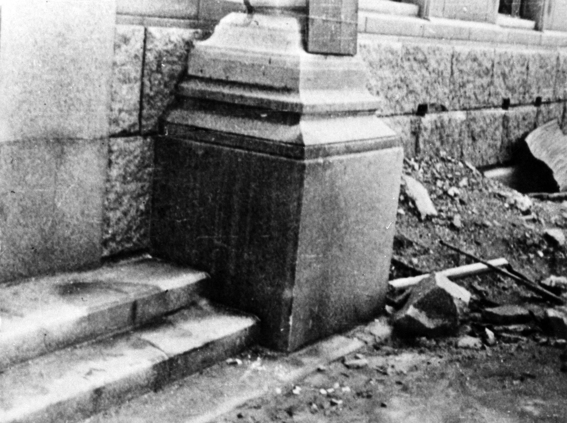 La "sombra" de una víctima en unos escalones de un edificio, después del bombardeo atómico de la ciudad japonesa de Hiroshima. La persona estaba sentada en los escalones cuando el calor de la explosión quemó la superficie de la piedra alrededor del cuerpo de la víctima que se evaporó (Keystone/Hulton Archive/Getty Images)
