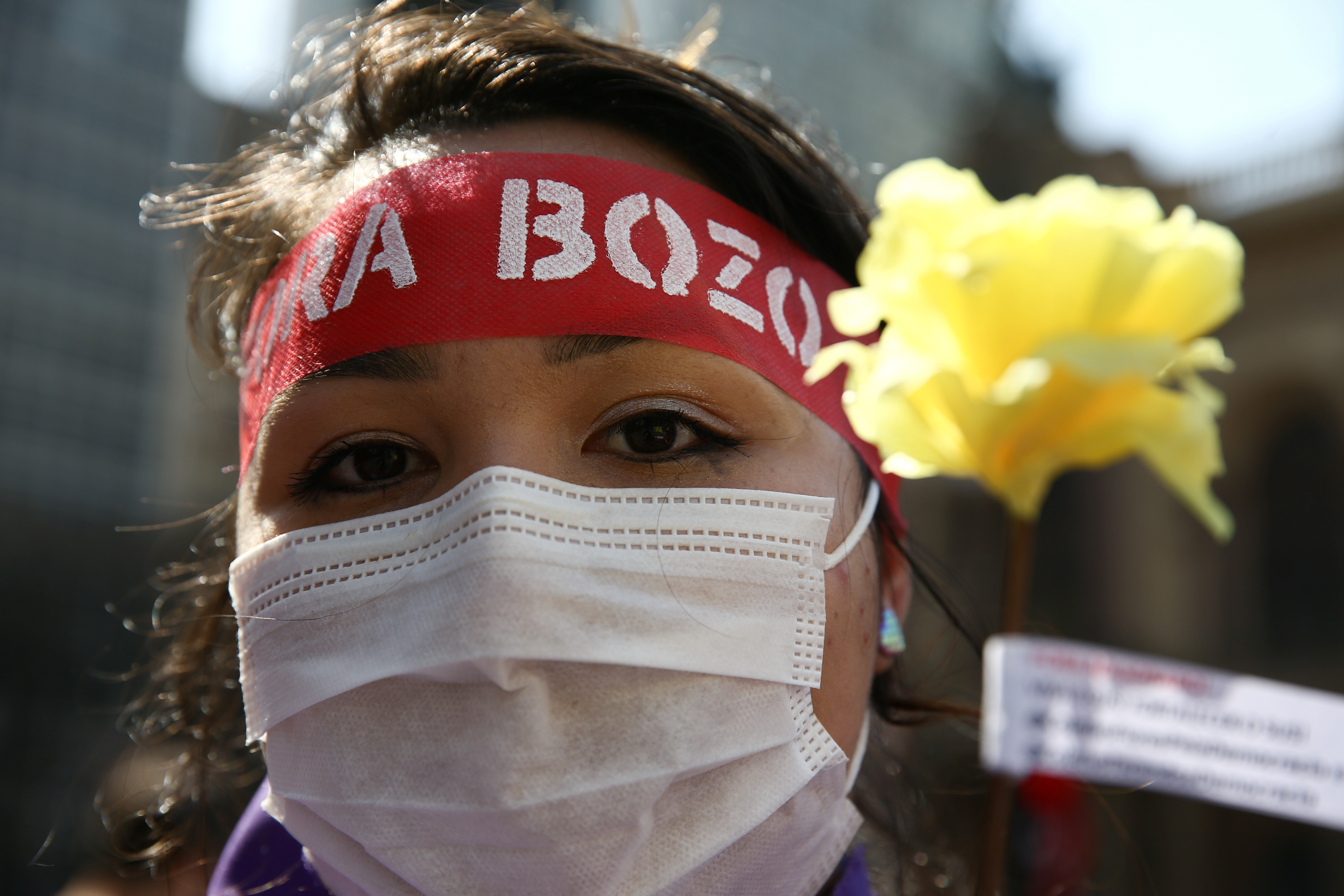 Una joven porta una bincha con la leyenda "Fuera Bolsonaro", durante una movilización en contra del presidente en San Pablo