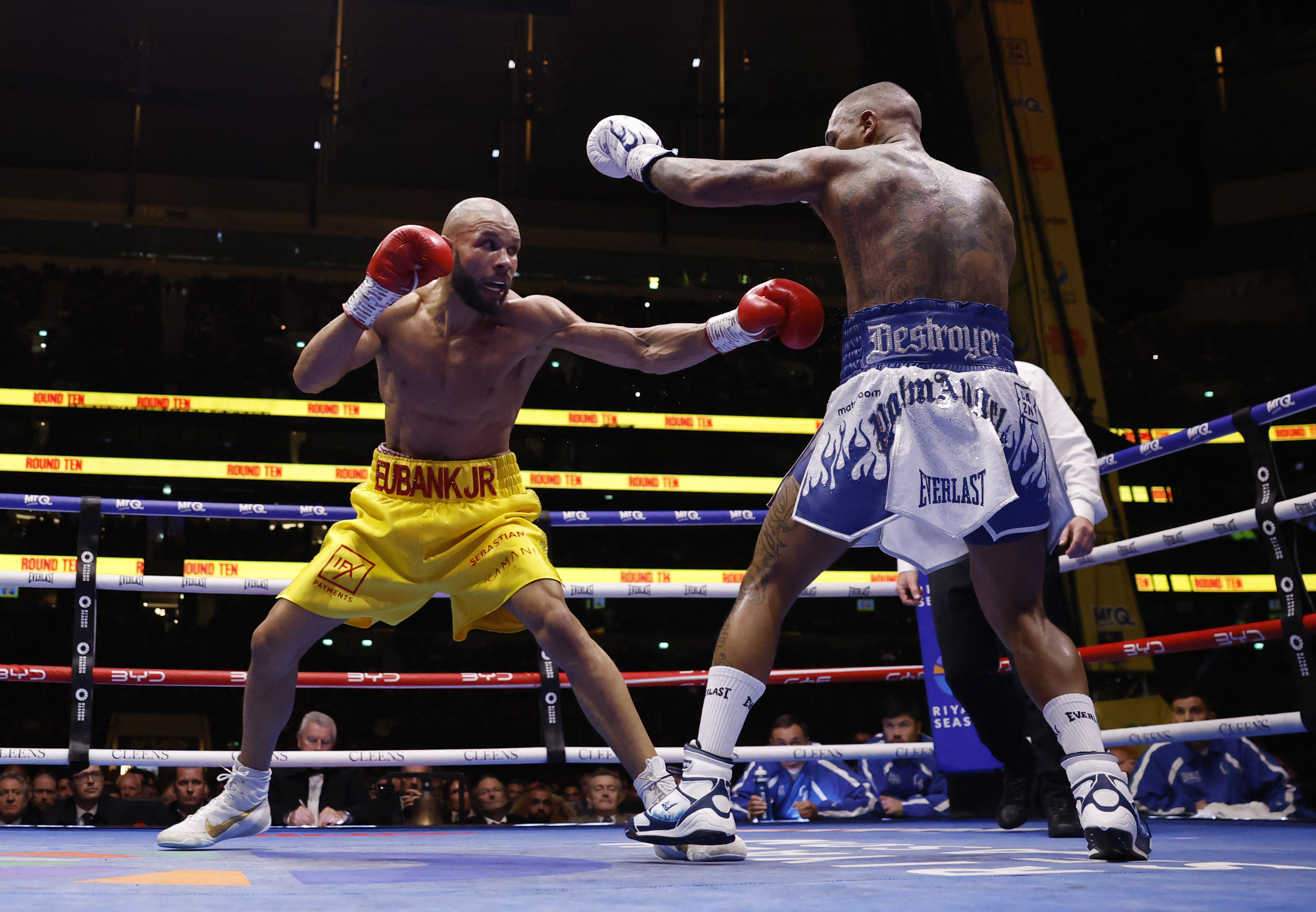 La extraña afección en un ojo que sufre una estrella de la UFC tras recibir un “piquete”