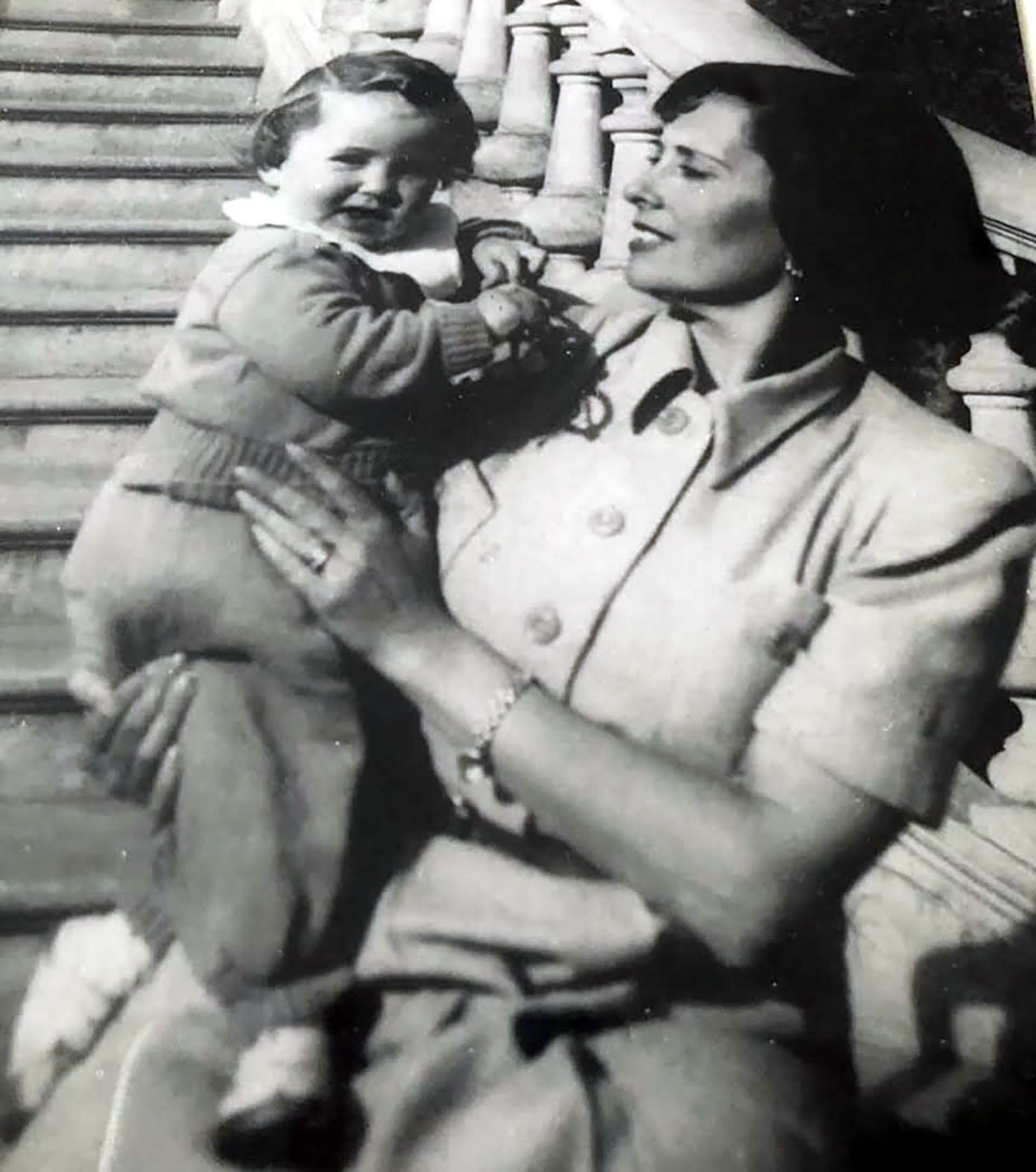 Blanca Morandé, abuela de Benjamín Vicuña, sostiene en sus brazos a su hija, Isabel Luco Morandé