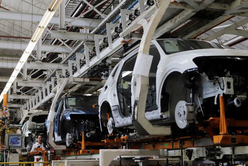 Imagen de archivo de vehículos Tiguan de Volkswagen en una línea de producción en la planta de montaje de la compañía en Puebla, México. 10 de julio, 2019. REUTERS/Imelda Medina/Archivo