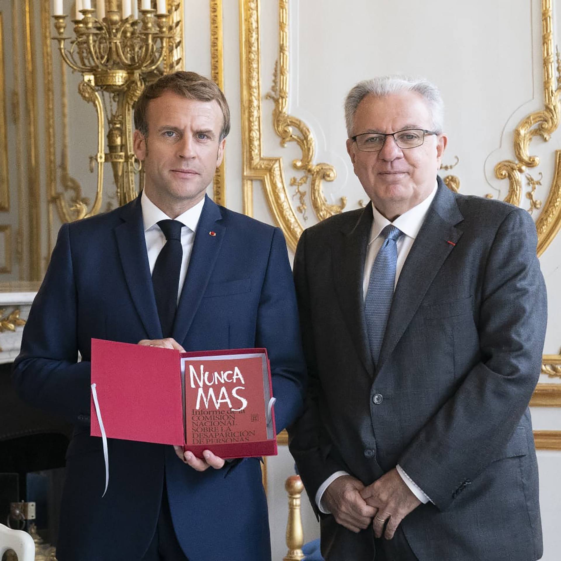 Barbieri le obsequió a Macron un ejemplar de "Nunca más" (Instagram UBA)