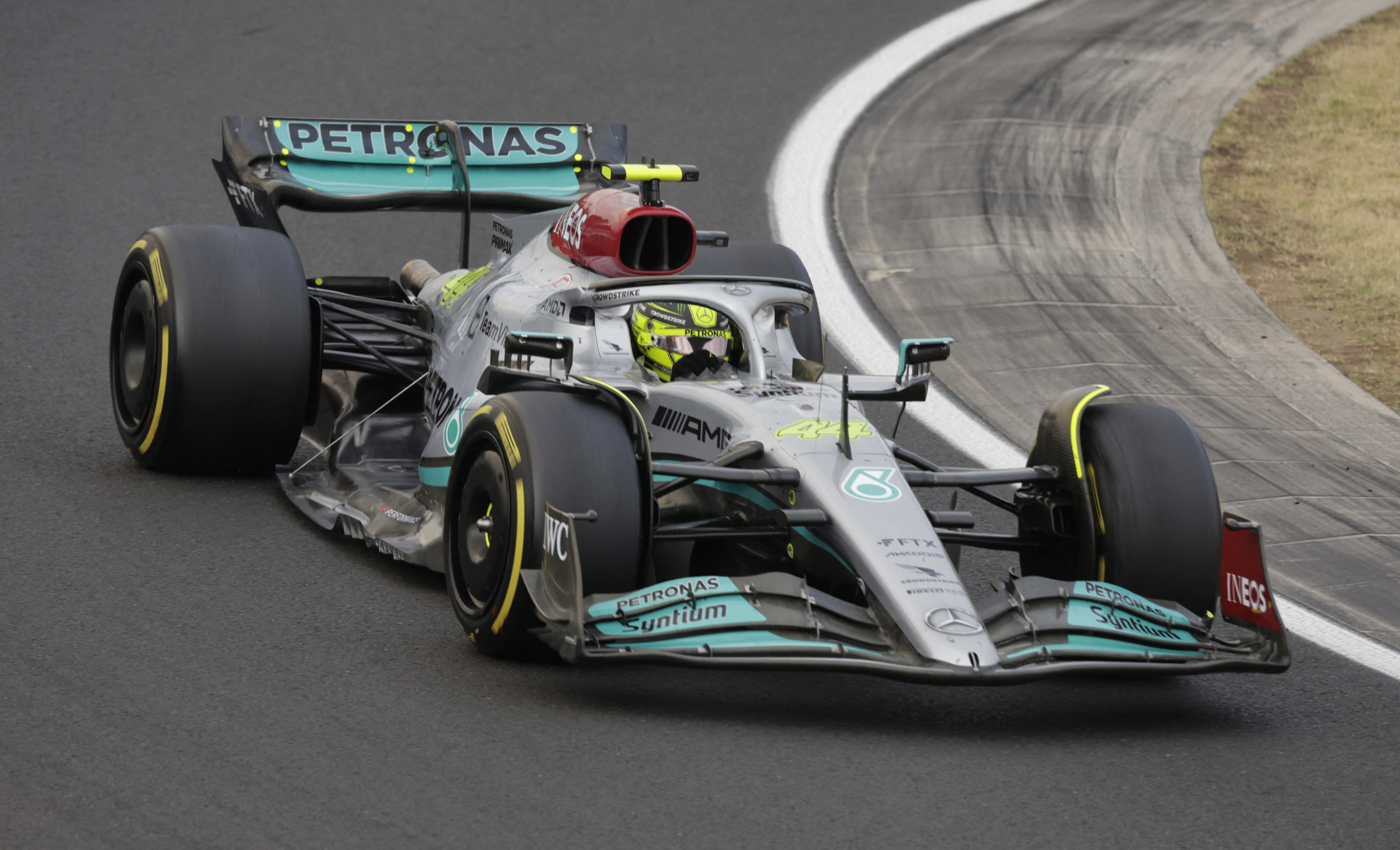 Mercedes llegó al receso de verano en mitad del campeonato 2022, sin haber logrado victorias. Su auto nuevo no funciona como esperaban, pero su motor sintió el cambio de gasolina pura a E10 como se usa este año. REUTERS/Lisa Leutner