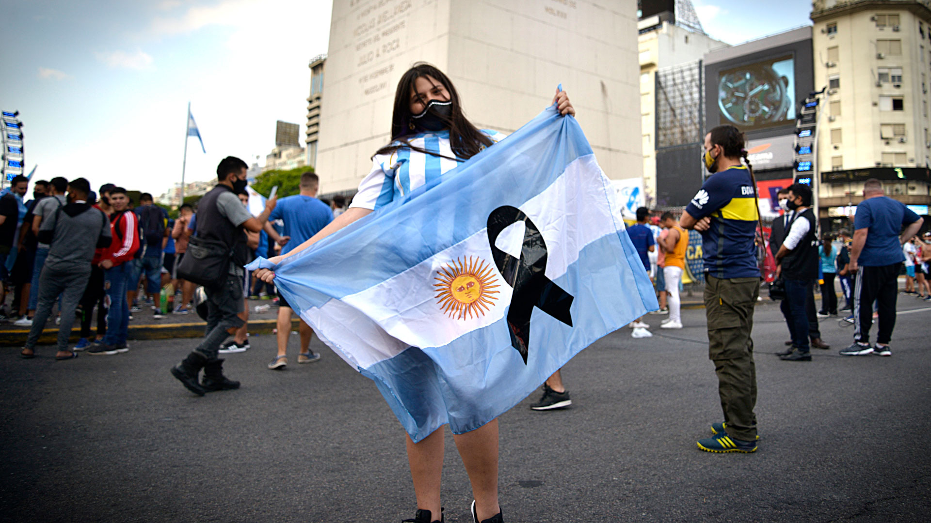 La bandera argentina y el crespón negro resumen el sentimiento de los hinchas (Gustavo Gavotti)