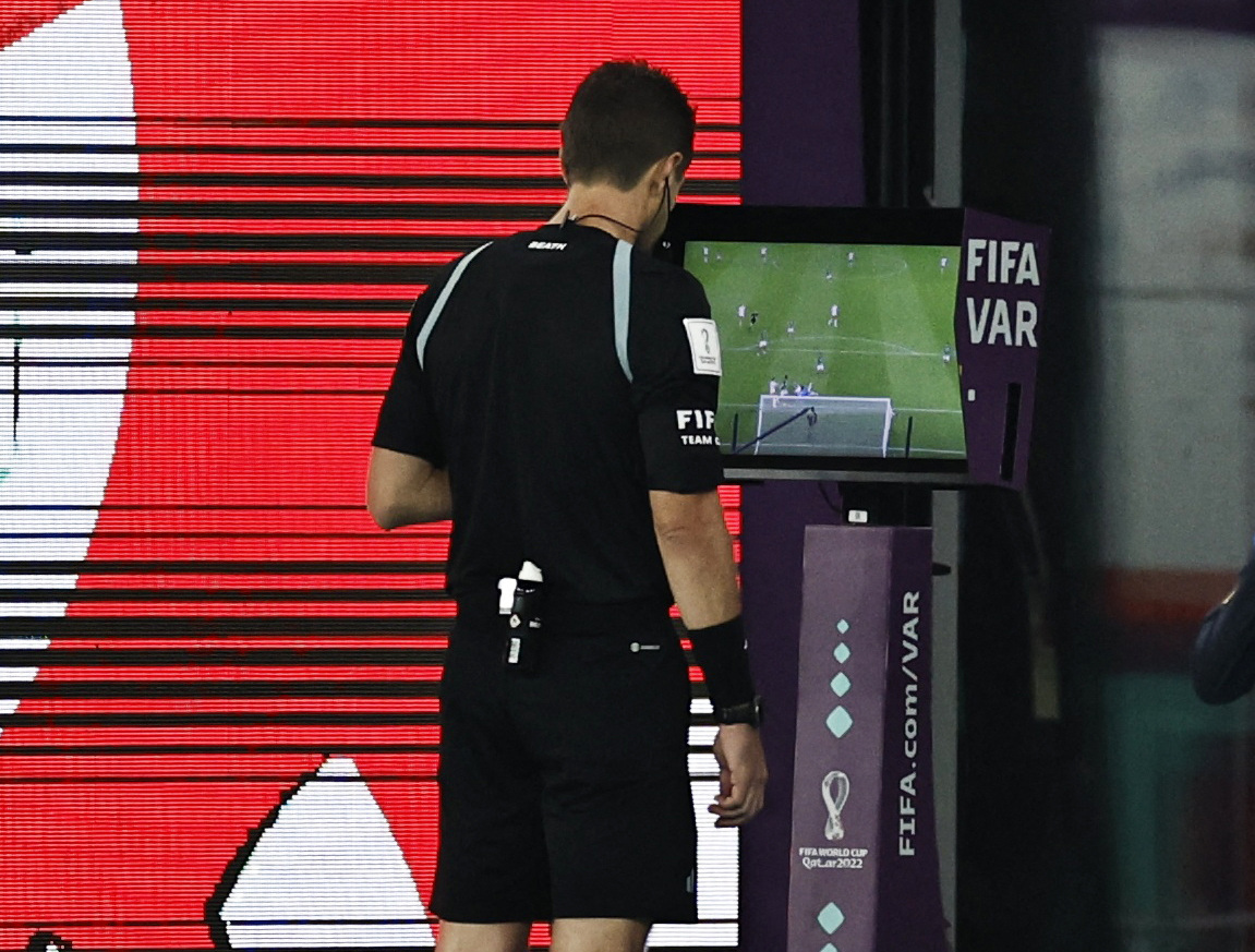 Jalón de Héctor Moreno sobre Robert Lewandowski que el arbitro termina señalando como penalti. REUTERS/Hamad I Mohammed