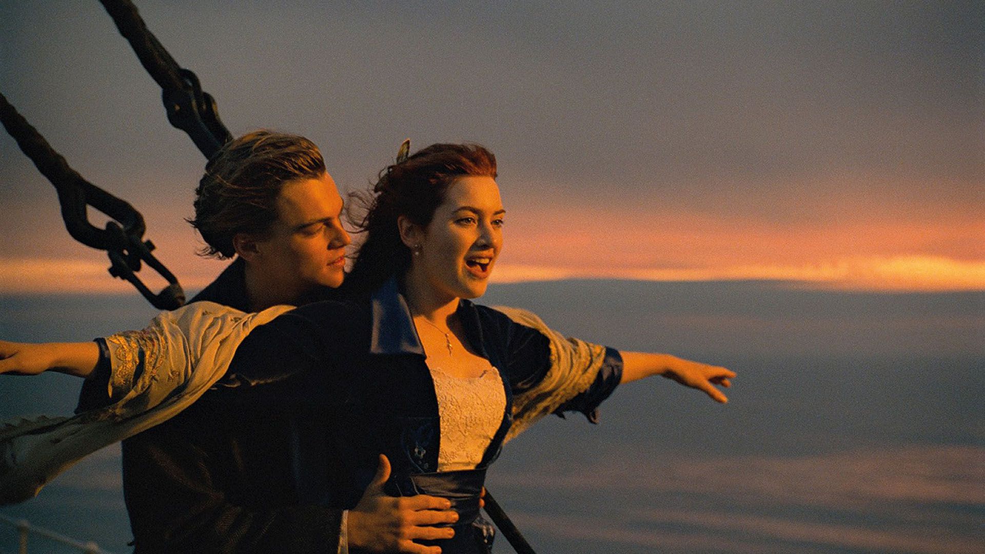 Desde hace 26 años, cuando James Cameron estrenó Titanic (1997), la imagen de Kate Winslet y Leo DiCaprio con los brazos abiertos, como en vuelo, en la proa del barco que aún parecía indestructible se convirtió en la primera que viene a la mente de casi todos al recordar el naufragio