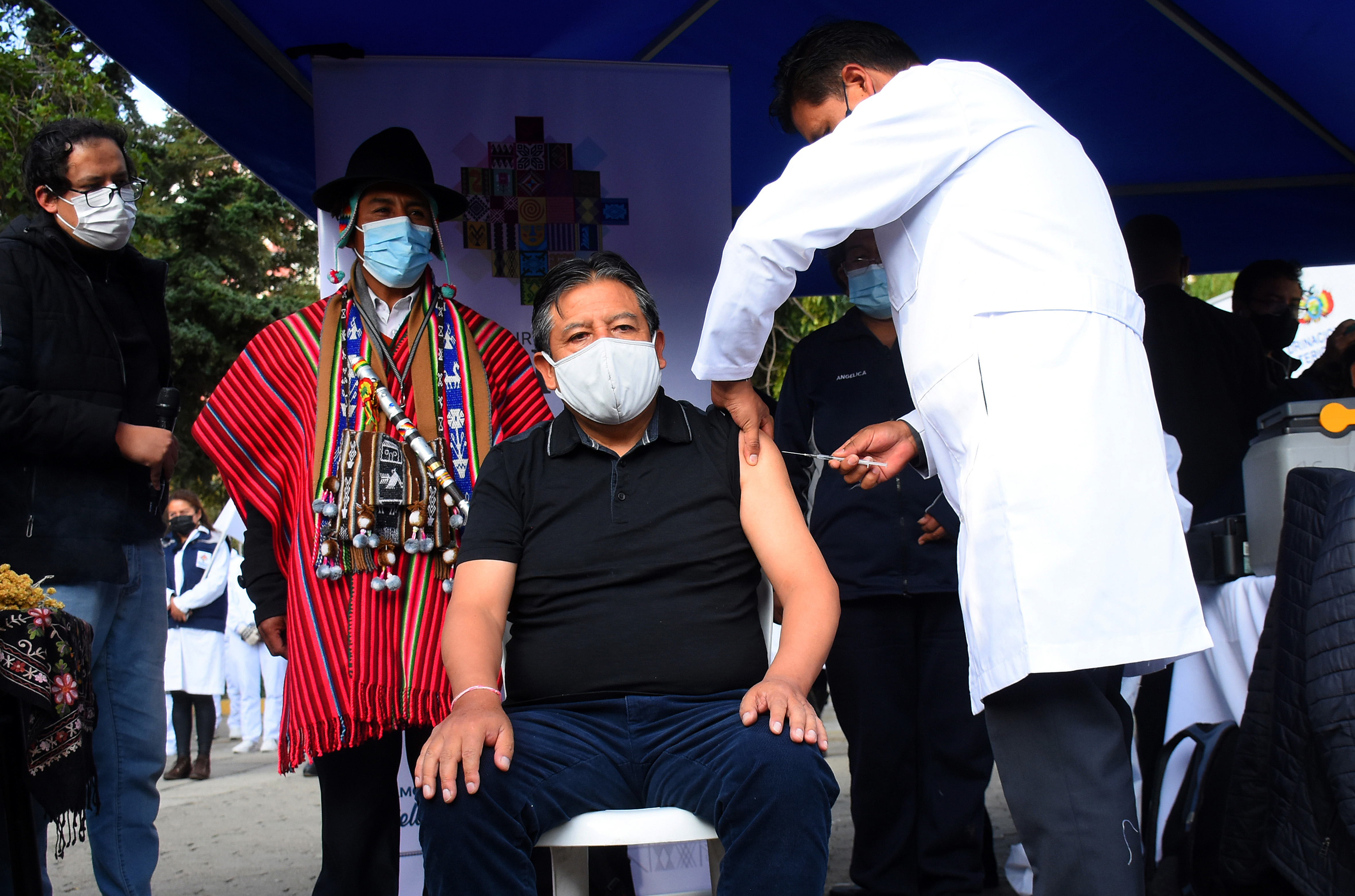 El ministro de Salud Jeyson Auza coloca al vicepresidente de Bolivia, David Choquehuanca, la primera dosis de la vacuna contra el covid-19 en un punto de vacunación en La Paz (EFE)