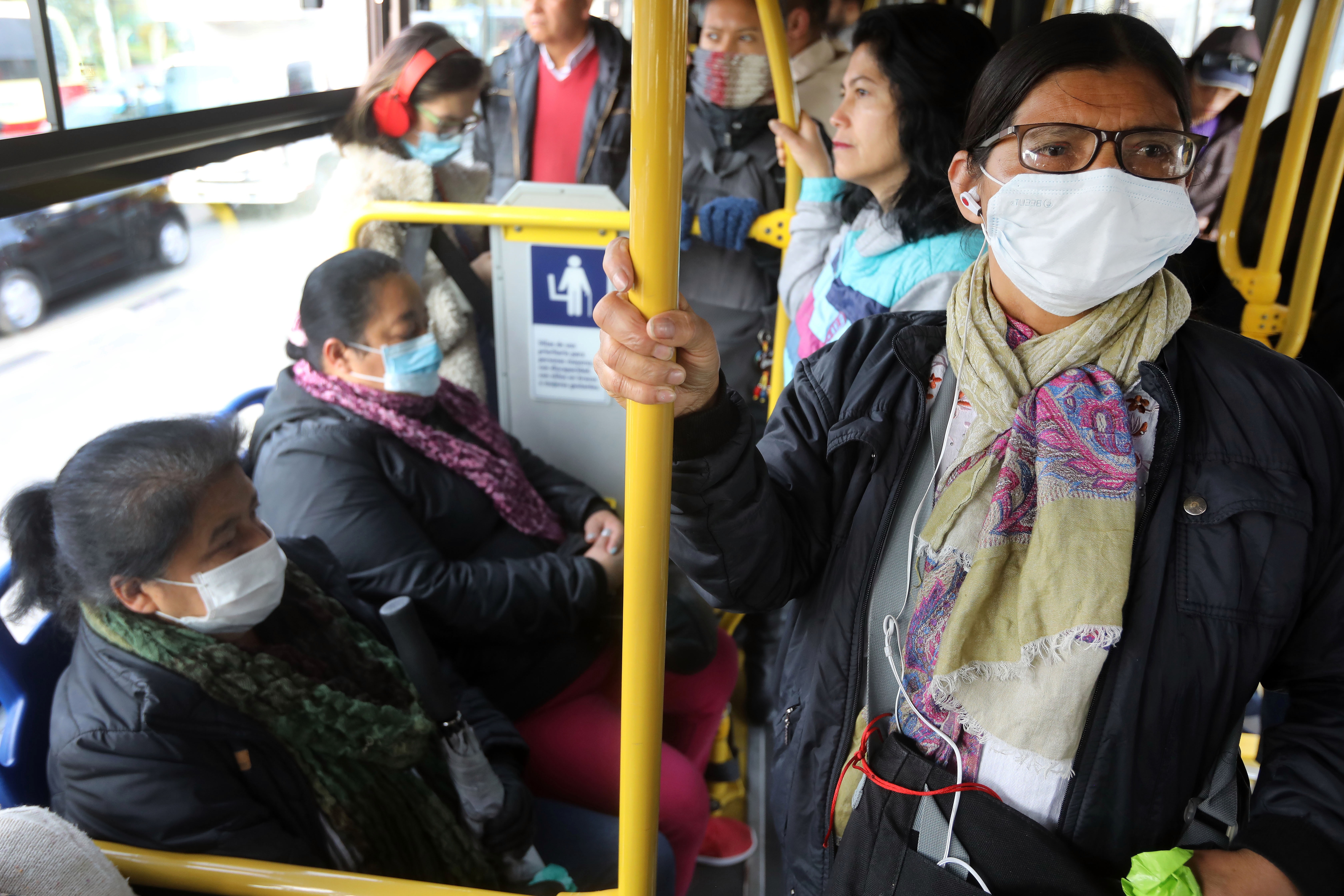 Pasajeros protegidos con tapabocas se transportan en el servicio público Transmilenio, en Bogotá (Colombia). EFE/Carlos Ortega/Archivo