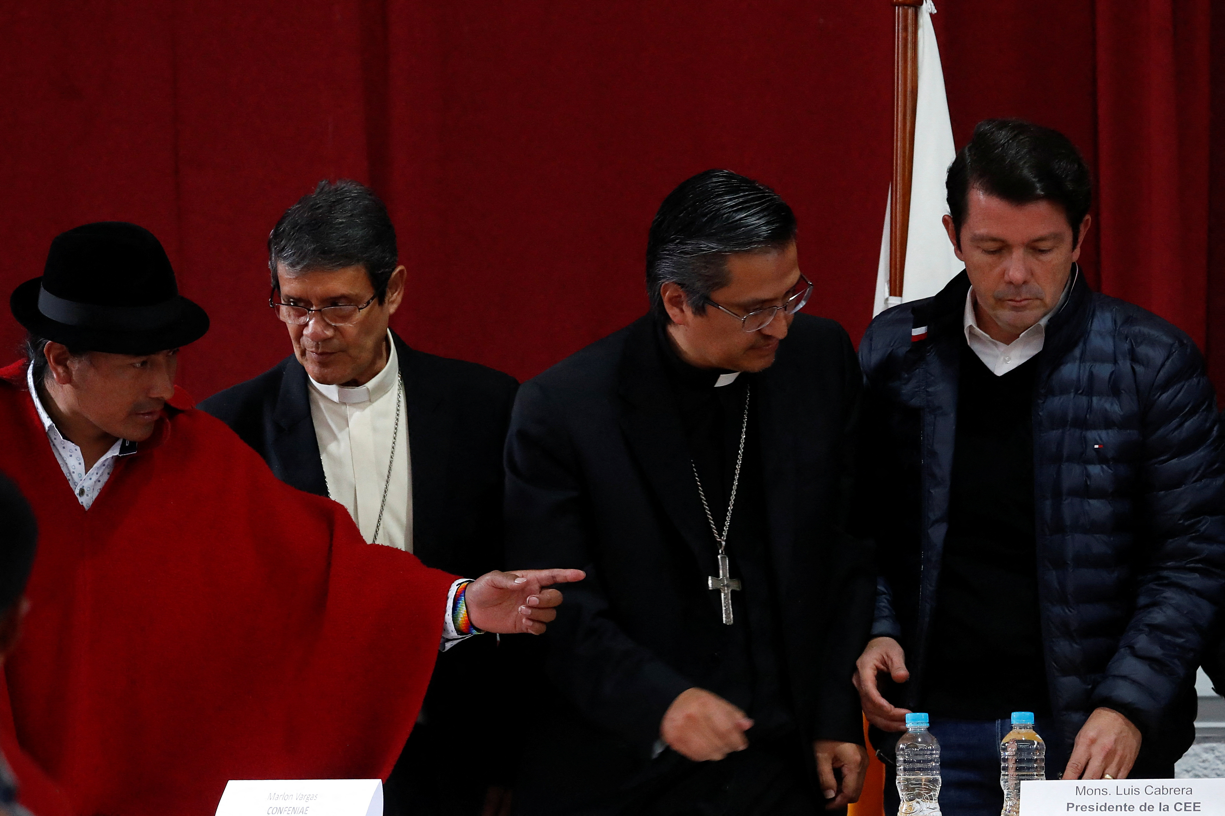 Leonidas Iza, líder indígena, y Francisco Jiménez, minsitro de Gobierno (REUTERS/Adriano Machado)