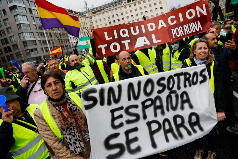 Una manifestación de transportistas en protesta por los altos precios del combustible, en Madrid. A pesar de los 20 centavos de euros de bonificación, previo a la ayuda se registró un "retoque" en los surtidores de 5 céntimos.