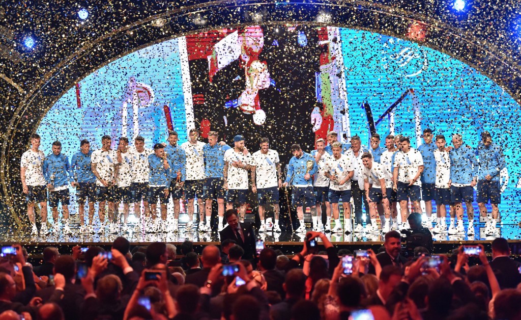 La selección argentina recibió un emotivo homenaje en la sede de Conmebol (NORBERTO DUARTE / AFP)