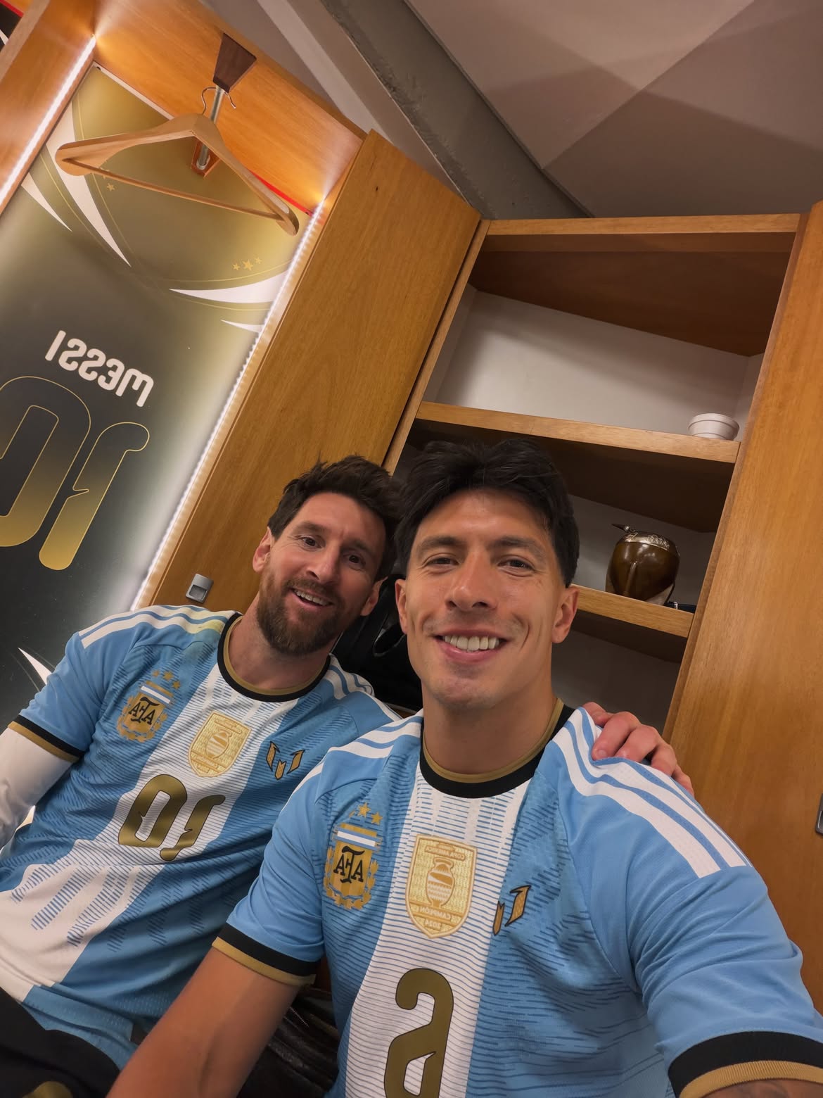 El video in&eacute;dito que comparti&oacute; Lisandro Mart&iacute;nez con las l&aacute;grimas de Messi camino a su despedida: las fotos y el emotivo mensaje